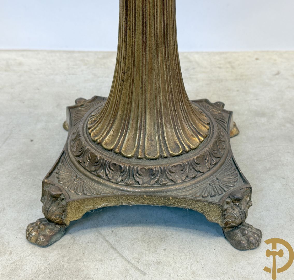 Drie cigognetafels met onix marmeren blad op koperen voluutvormige poten + 2 bijzettafeltjes op koperen voet