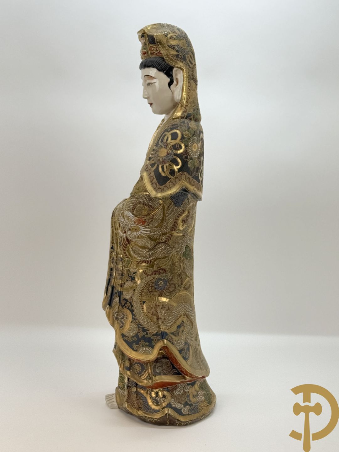 Grote staande Kwan Yin in Japans Satsumat porselein