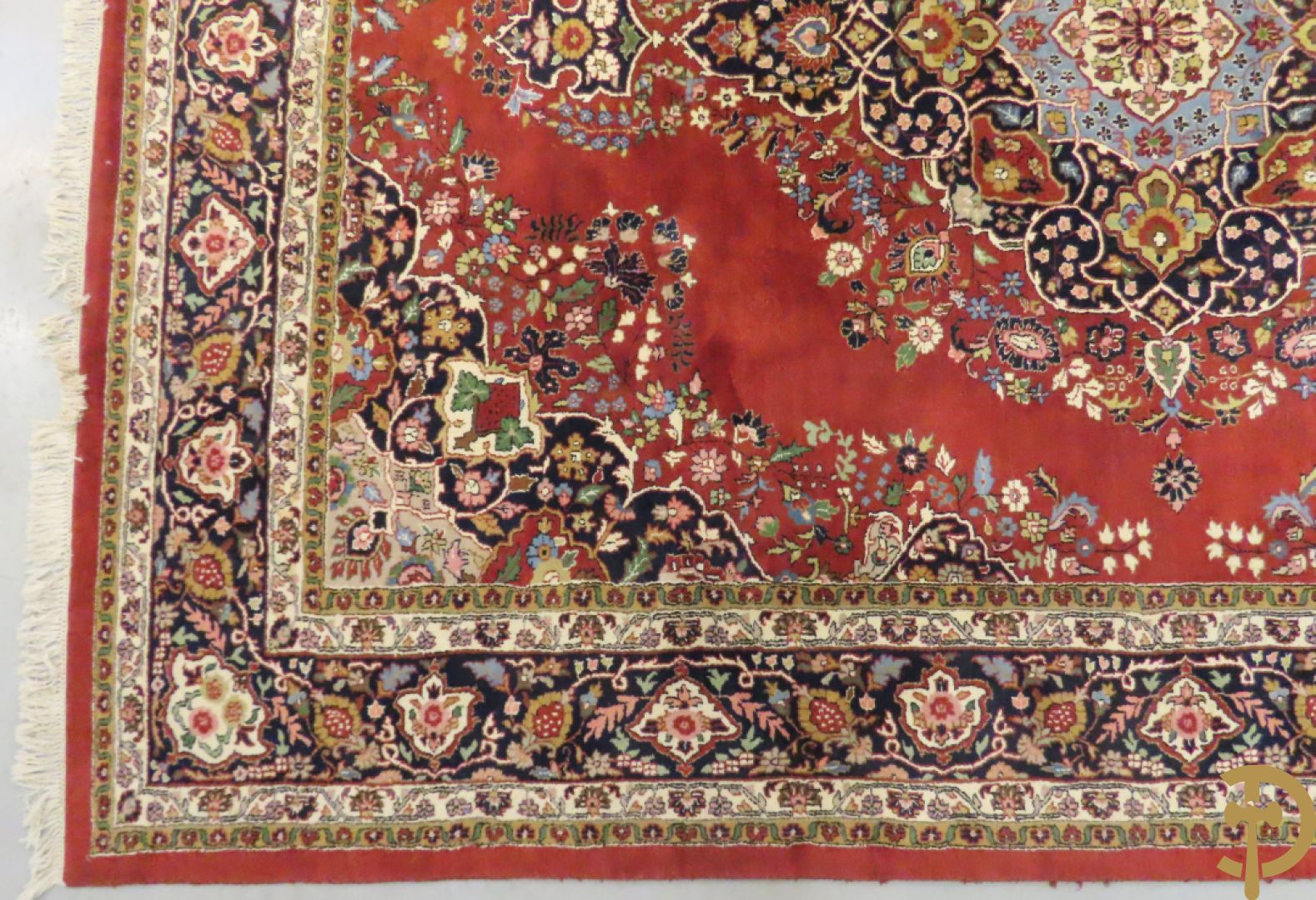 Oosters handgeknoopt tapijt met centraal medaillon en bloemenmotieven op rode fond, Tabriz