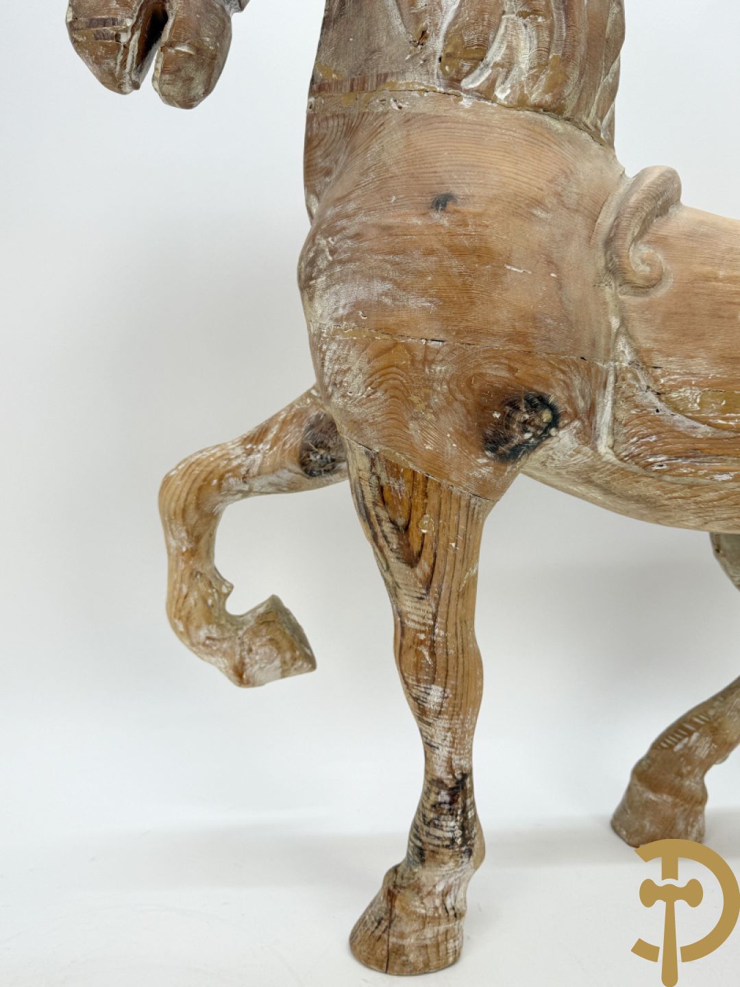 Houtgesculpteerd kinderpaard