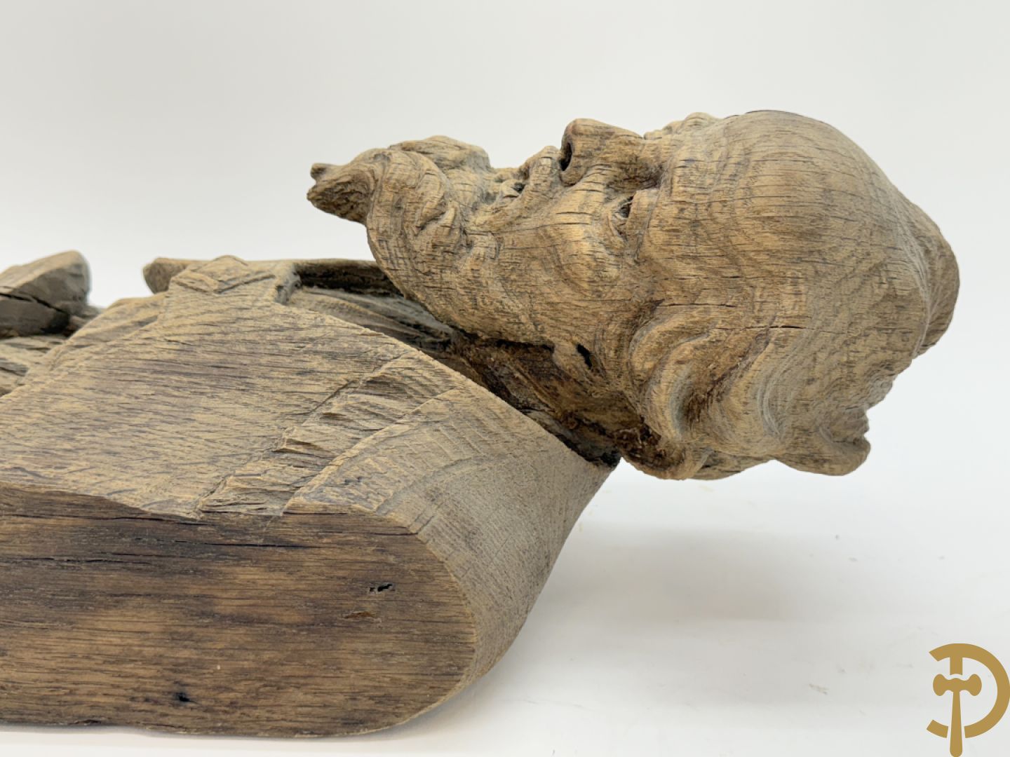 Houtgesculpteerd eiken basrelief karakterkop van man met baard + terra cotta karakterkop van man met baard, achteraan gemerkt Buster 