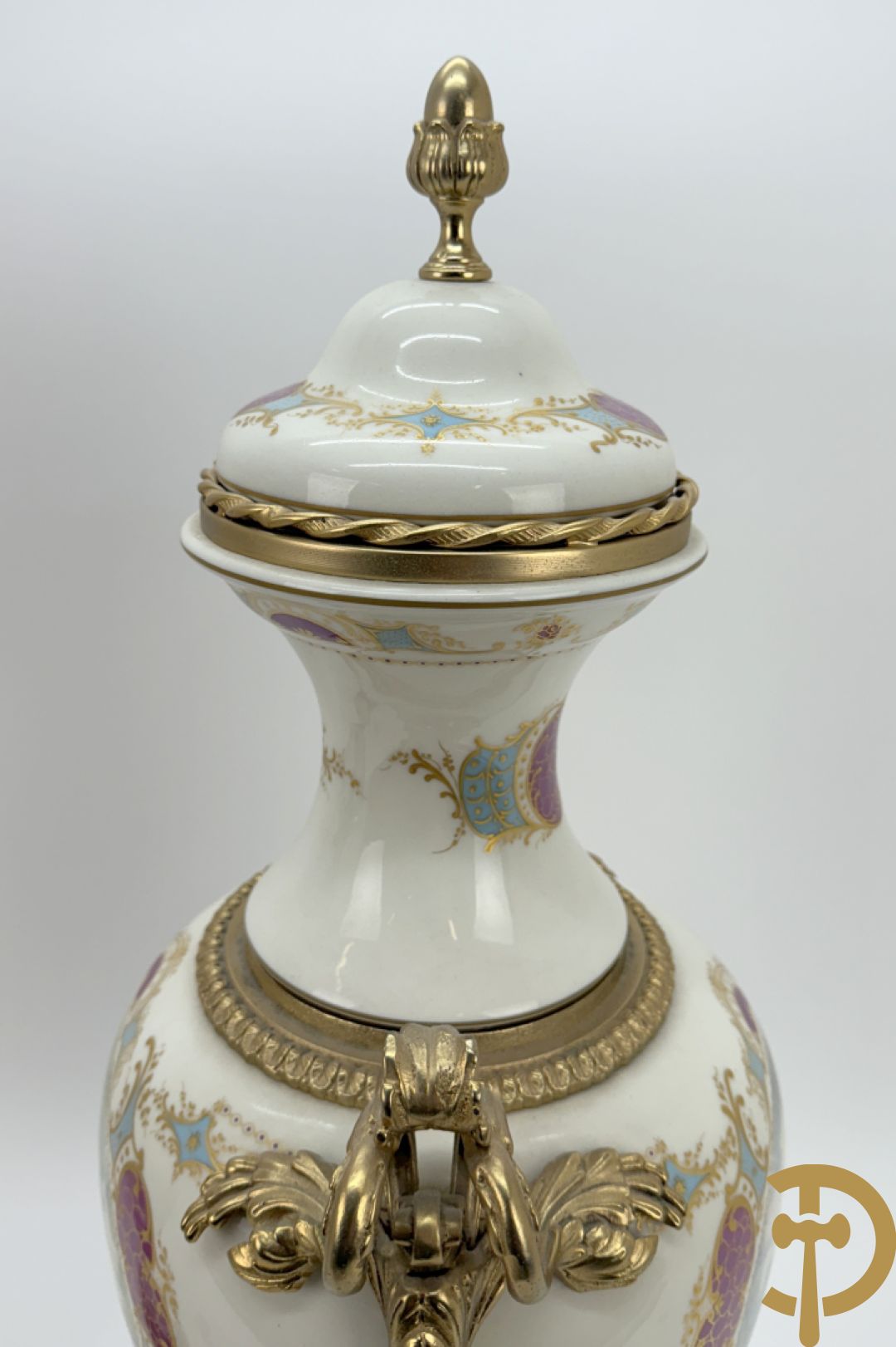 Paar porseleinen Sèvres stijl dekselpotiches met dubbel bedrukt romantisch decor en bezet met bronzen ornamenten