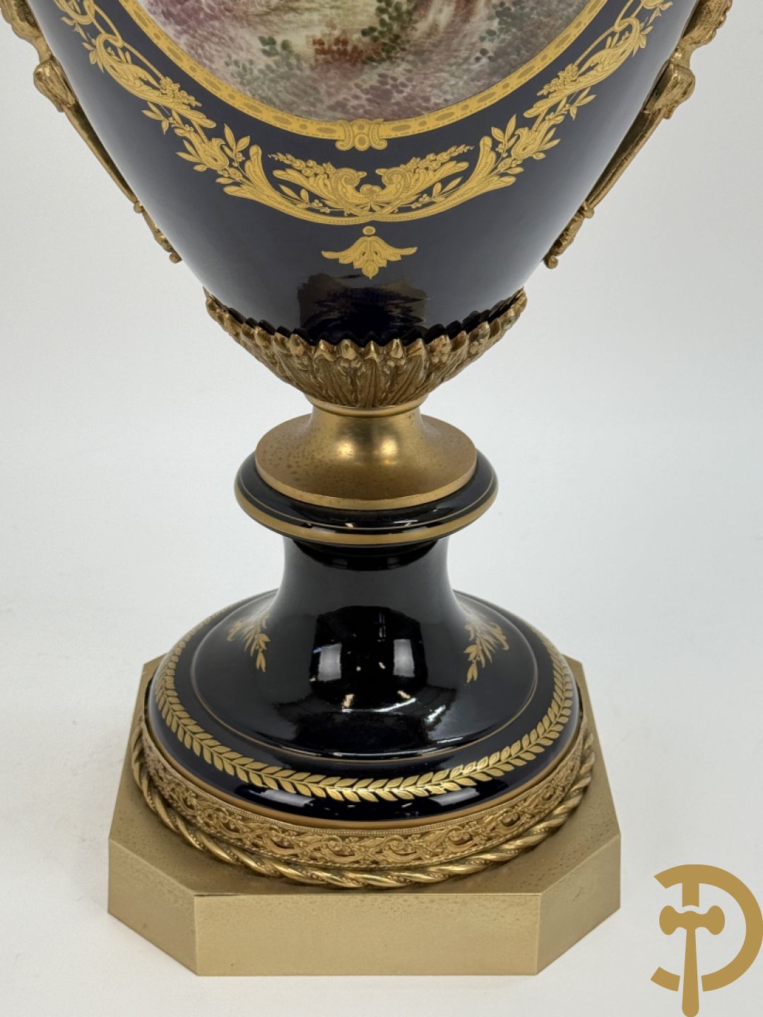 Vuurvergulde bronzen amfoorvaas met basrelief van dame en bezet met cupido