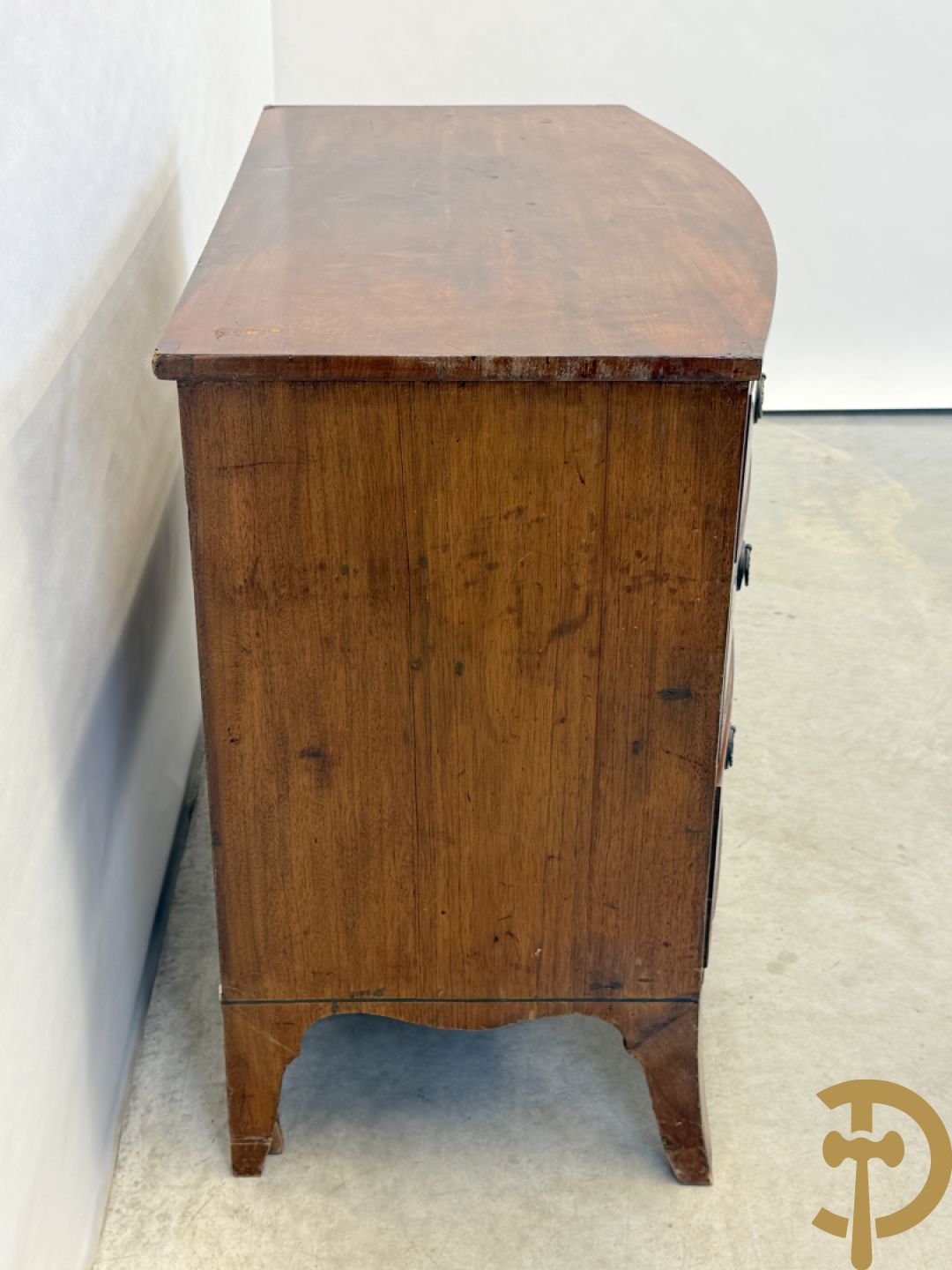 Engelse gebogen mahoniehouten vierladencommode