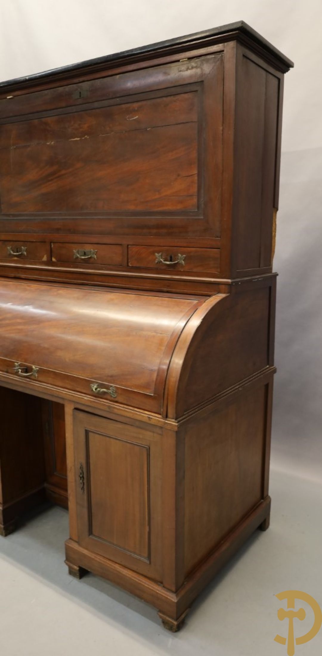 Imposant notelaren cilinderbureau met bovenbouw met ingemaakte lades, cilinderklep en uittrekbaar schrijfblad - drie deuren onderaan - 19e