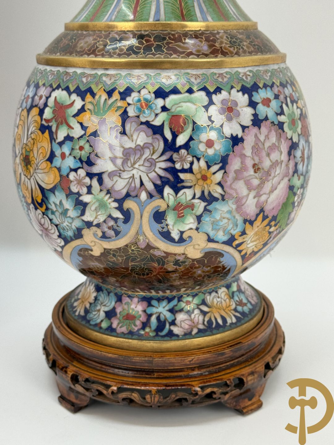 Paar cloisoné vazen met kleurrijk bloemendecor op houten sokkel