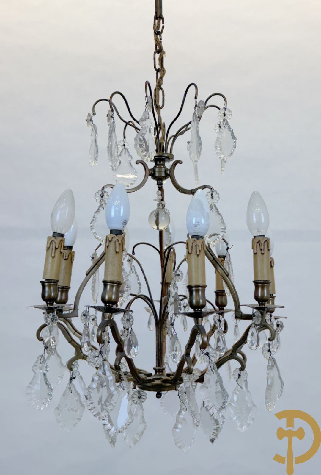 Franse koperen luchter met 8 lichtpunten en kristallen bellen op koperen chassis