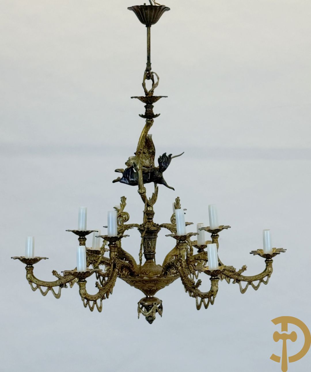 Koperen twaalfarmige luchter bezet met fee