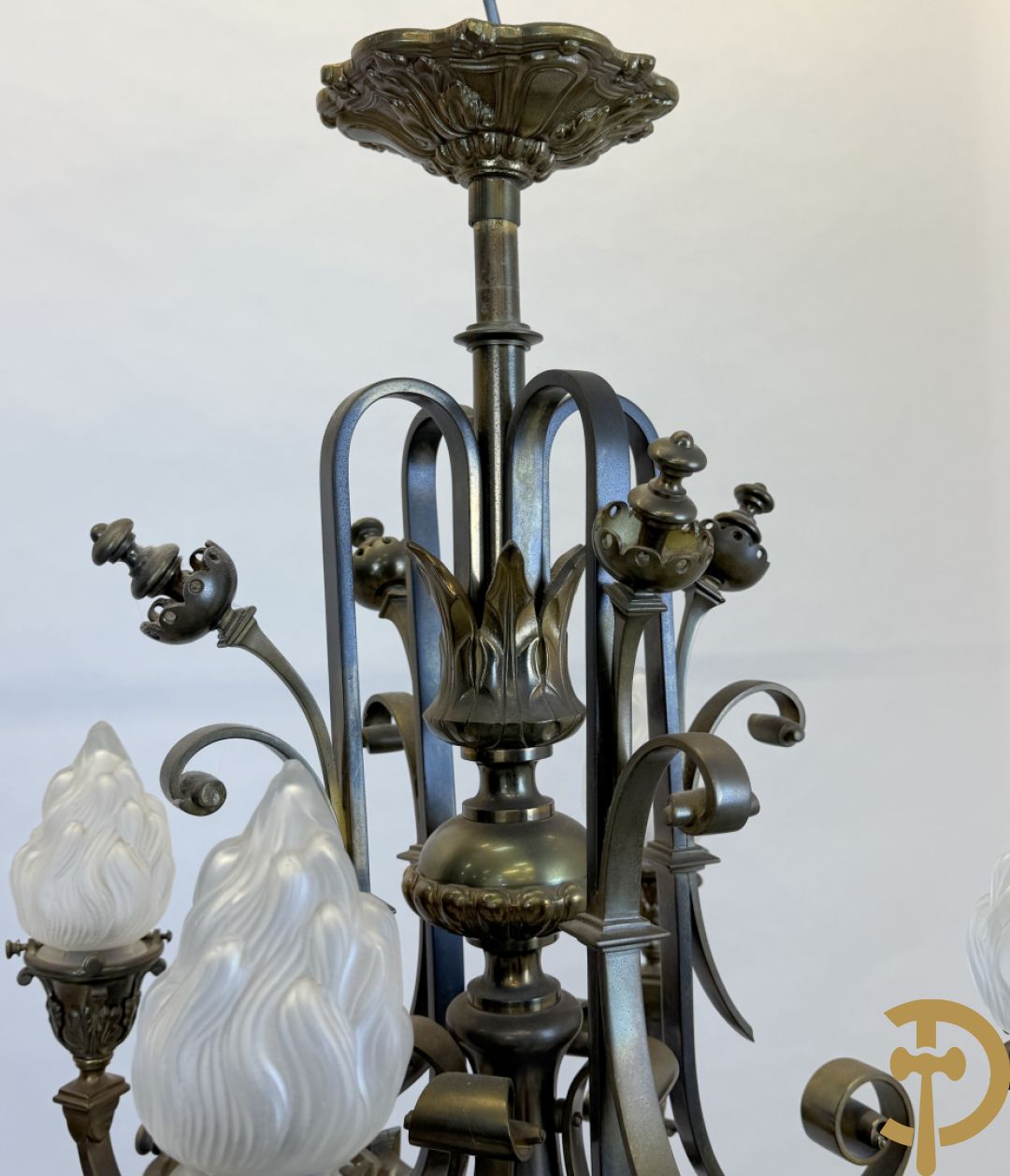 Massieve bronzen luchter met 8 lichtpunten en bezet met accanthusranken