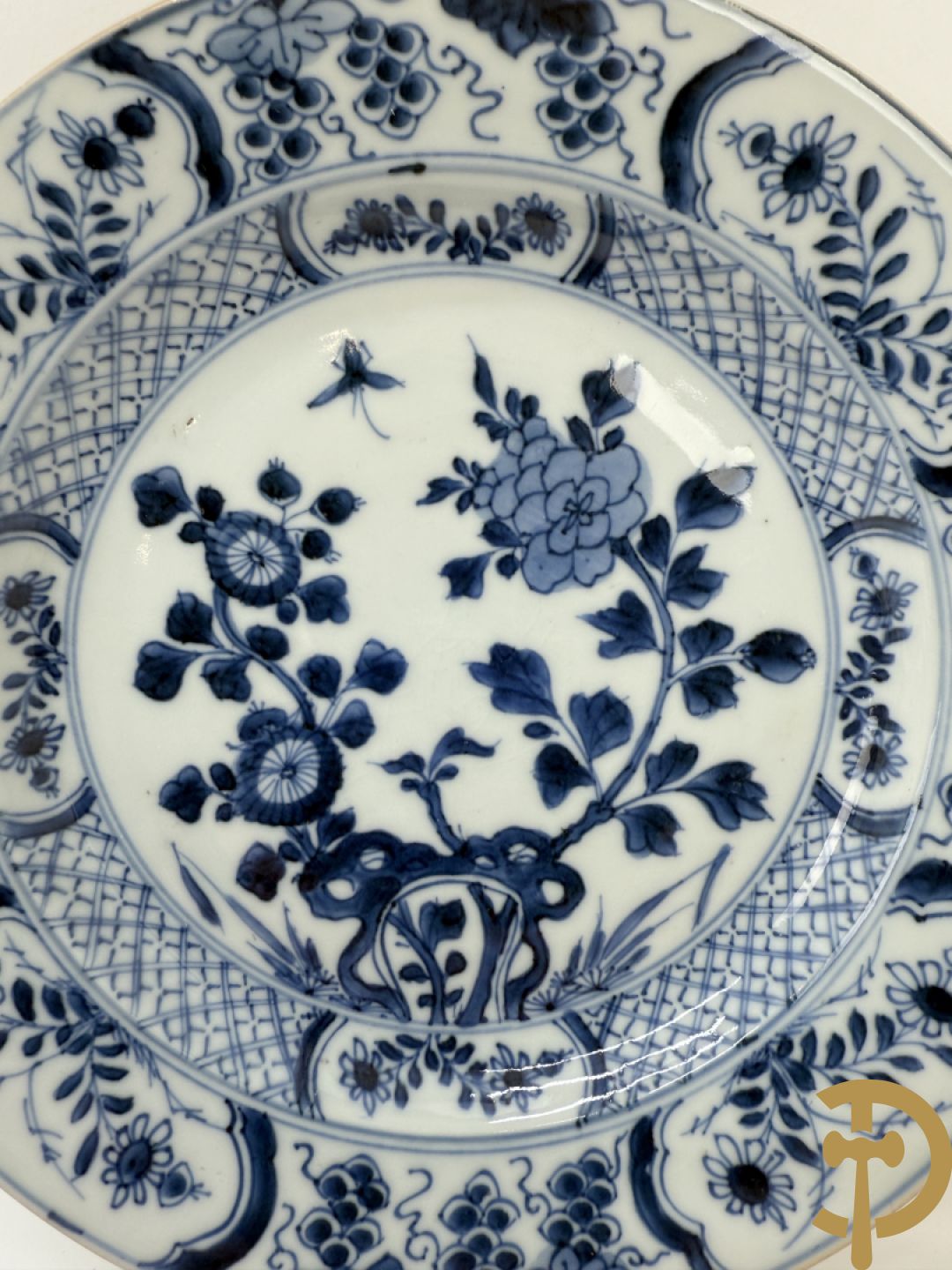 Acht Chinese porseleinen blauw/wit bordjes met bloemendecor, Kangxi