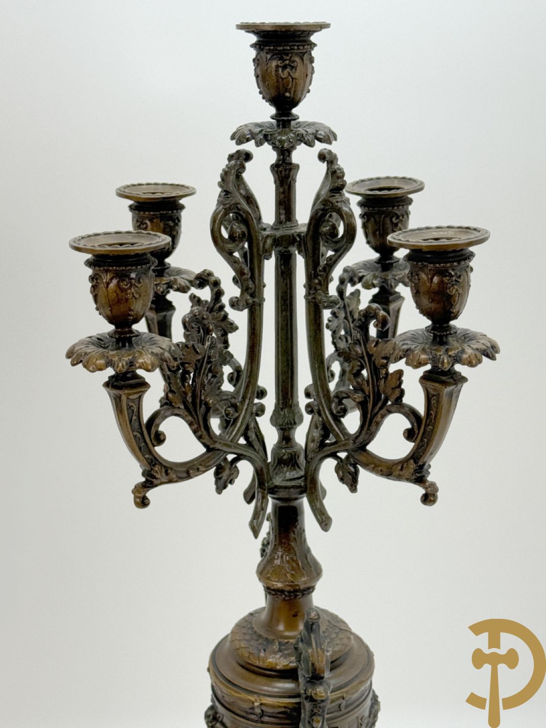 Driedelige zamak garnituur bestaande uit pendule met cupido en dame geflankeerd door paar vijfarmige kandelaars, Bruchon getekend