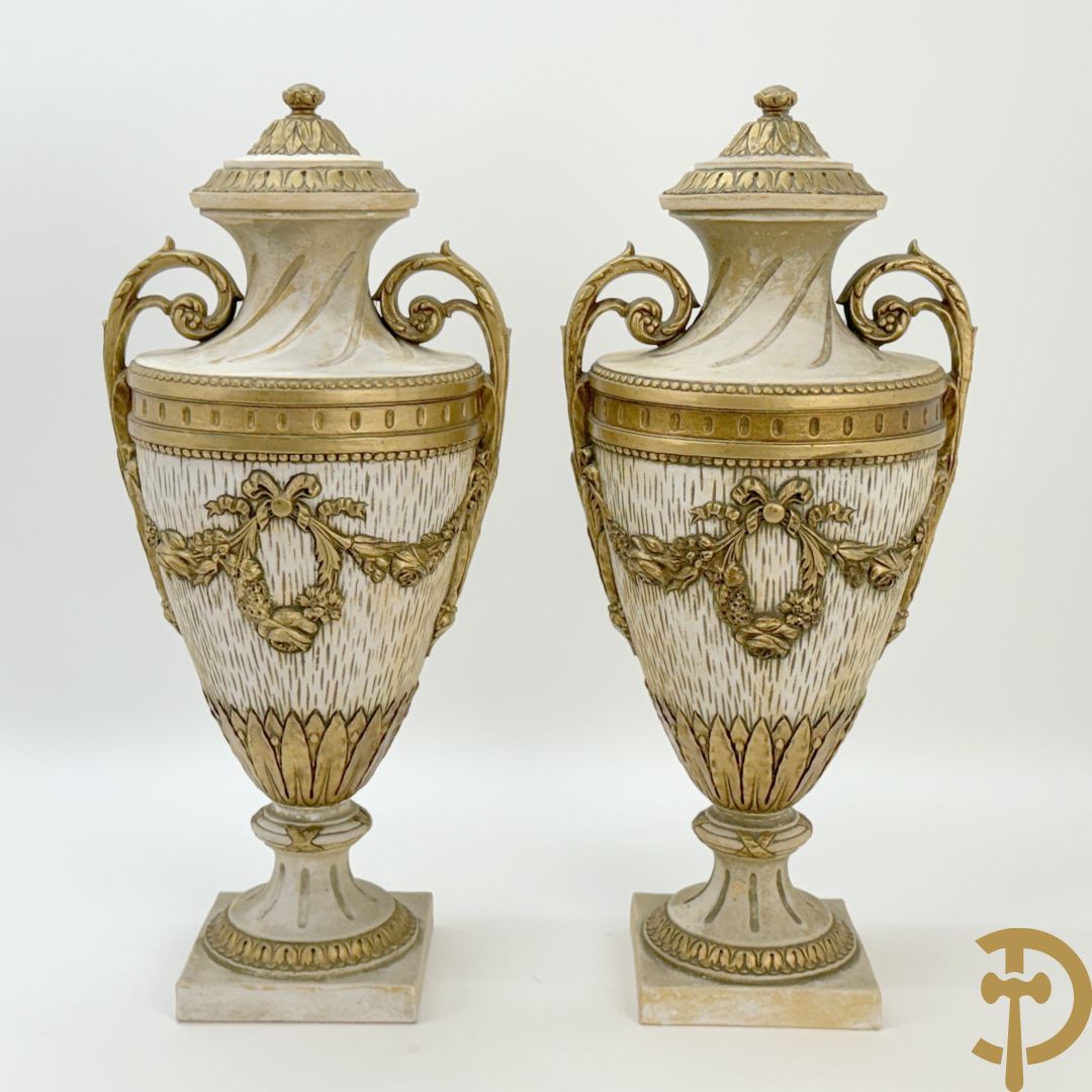 Paar cassolettes in composiet met vergulde Louis XVI motieven