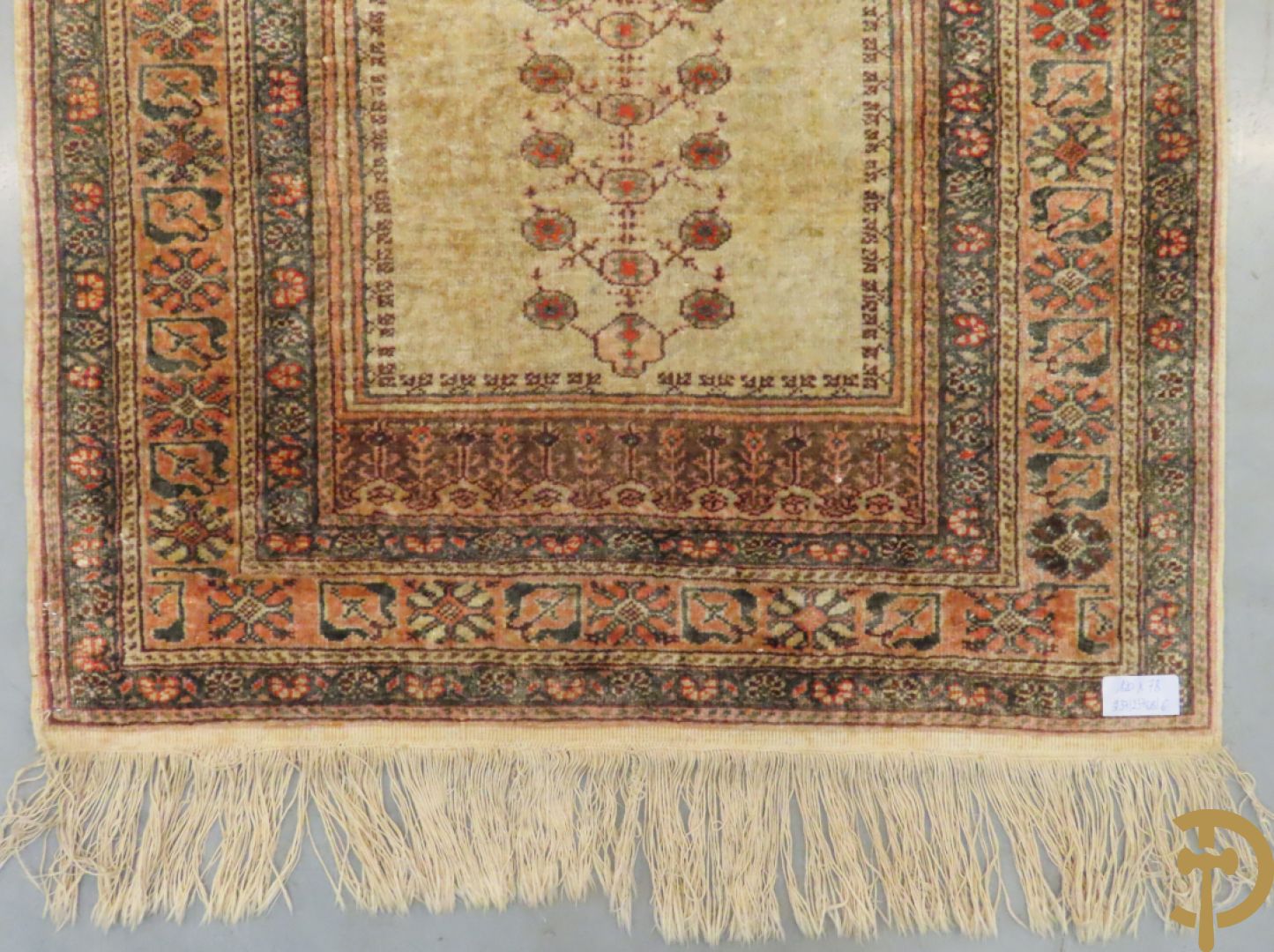 Oosters handgeknoopt zijden tapijt