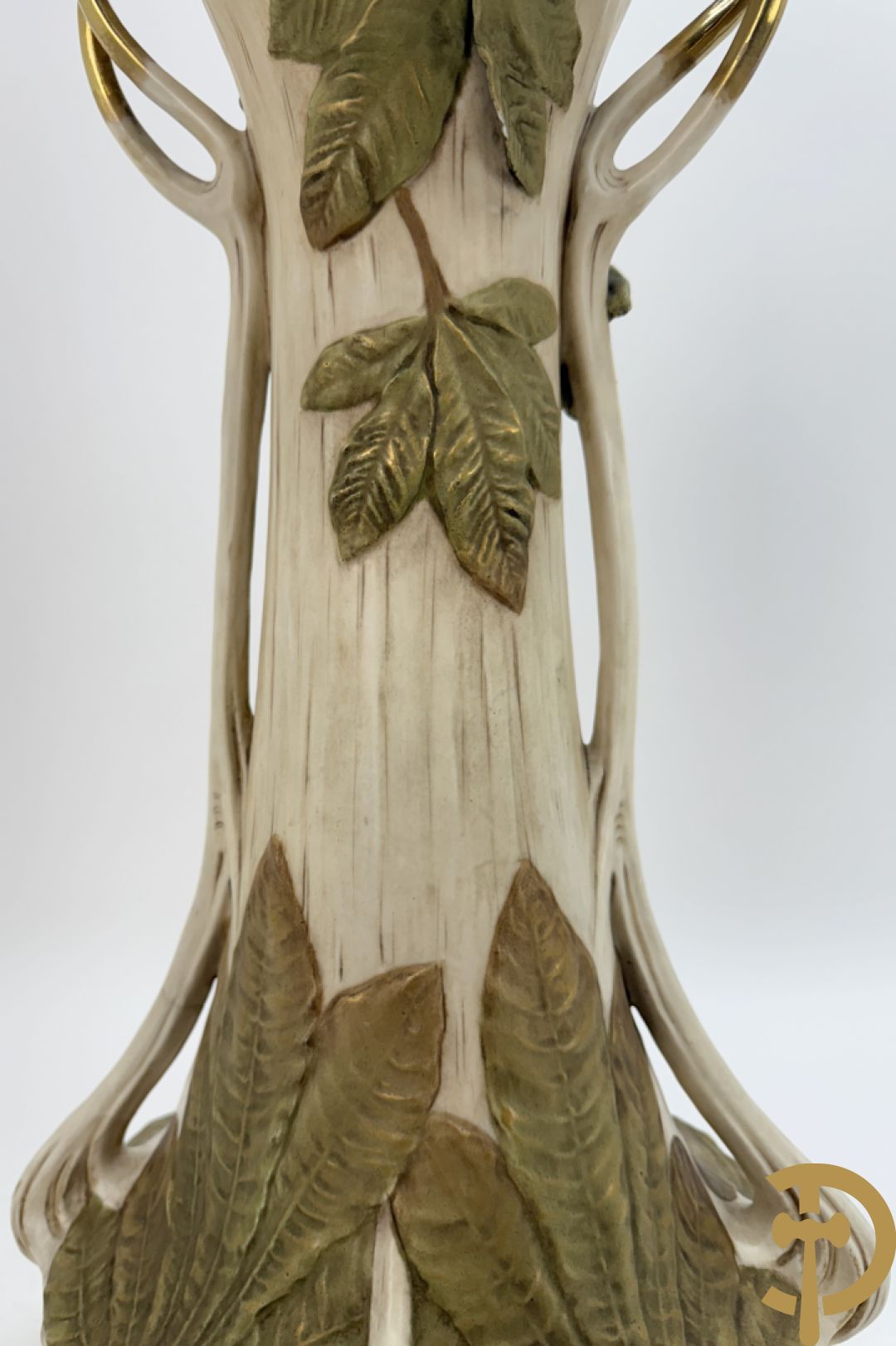 Paar Royal Dux vazen met bloemen bezet