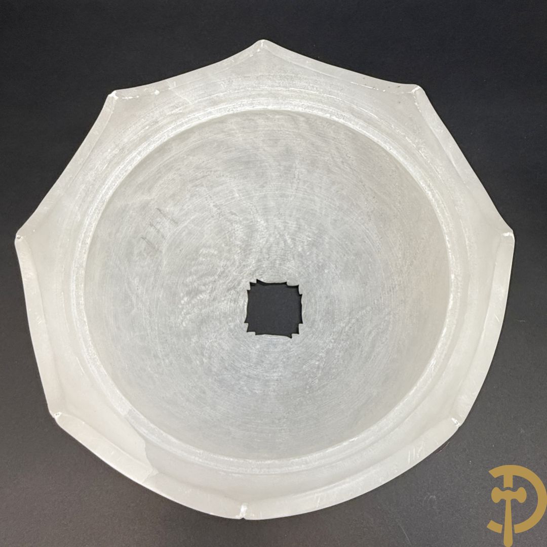 Albast beeld van jongen met boek en lamp