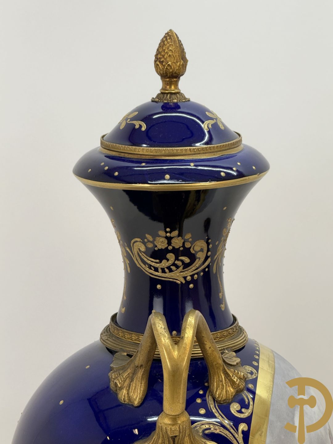 Paar Sèvres stijl vazen met bronzen oren en éénzijdig decor van cupido