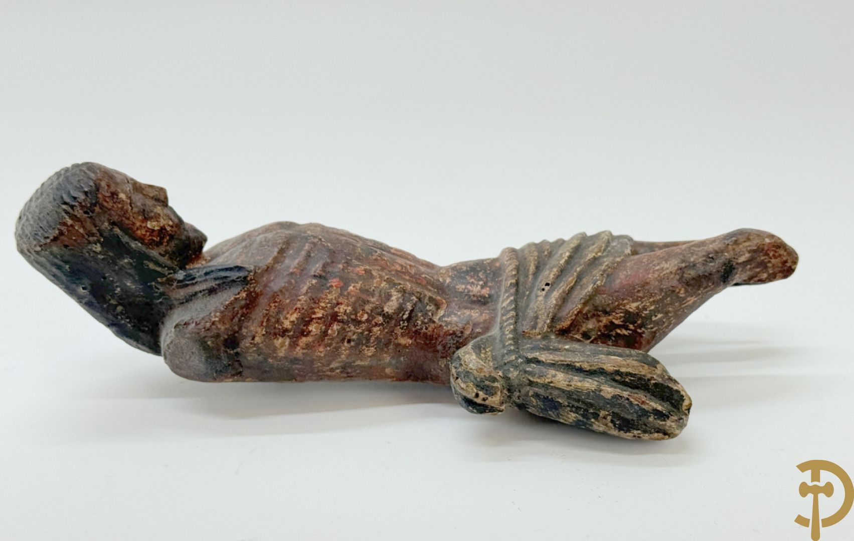 Twee Volkse houtgesculpteerde en gepolychromeerde corpussen, 18e