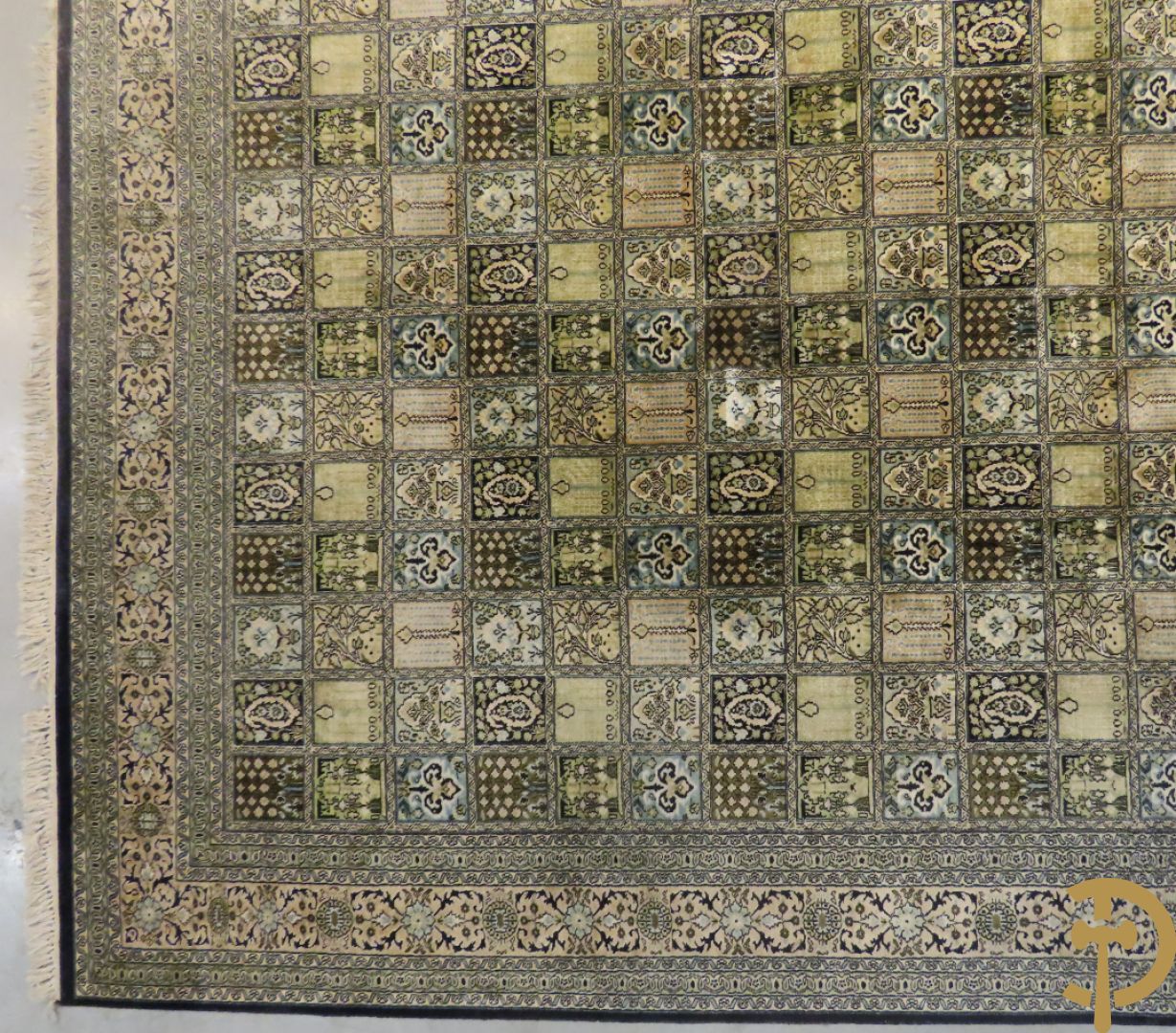 Oosters handgeknoopt tapijt zijde op katoen met patronen