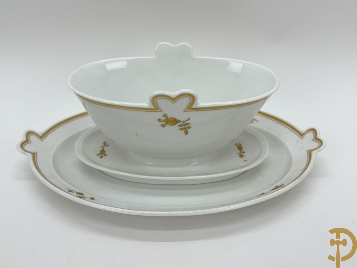 Wit porseleinen servies met vergulde rand en vergulde bloemenmotieven, Meissen, bestaande uit 8 platte borden (2 met schilfer aan rand), 7 diepe borden, 6 dessertborden, saladekom, sauskom en groentenschotel (1 handvat gelijmd)