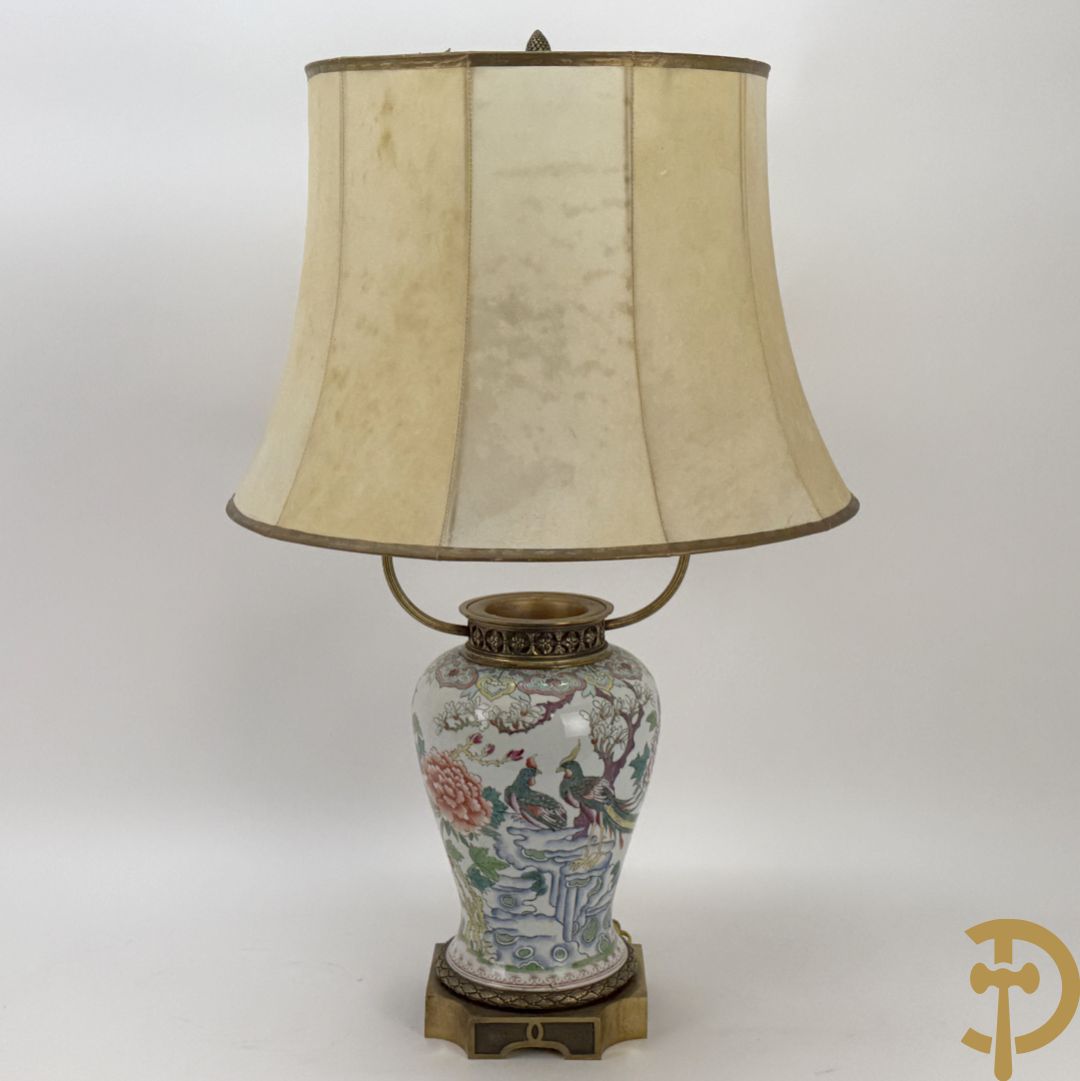 Porseleinen vaas met decor van vogels en pioenrozen, Samson, gemonteerd als lampadaire