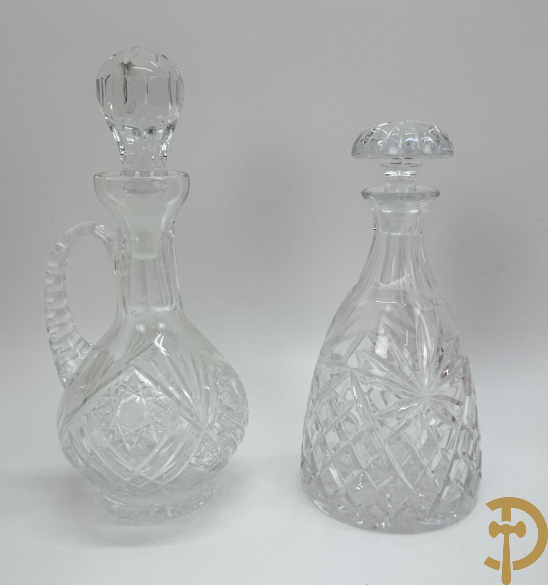 Vier kristallen karaffen w.o. 1 Saint Louis + schenkkan in Boheems kristal + vaas + getorste gekleurde Val-Saint-Lambert vaas + groen gekleurde asbak Val-Saint-Lambert