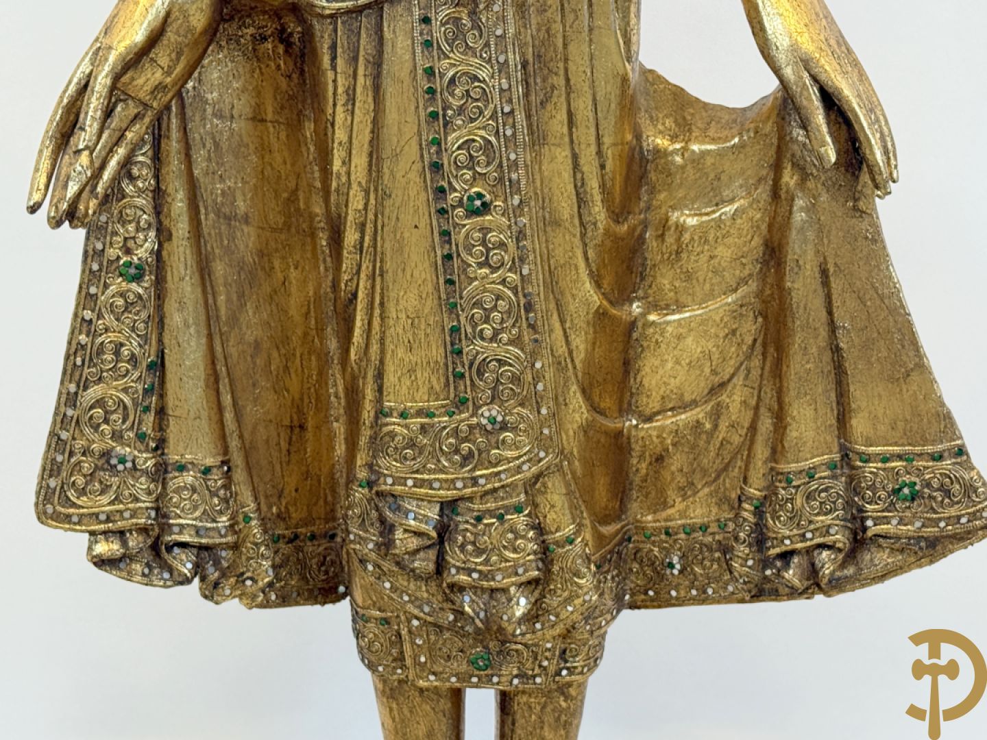 Vergulde houtgesculpteerde staande boedha bezet met spiegeltjes, op sokkel