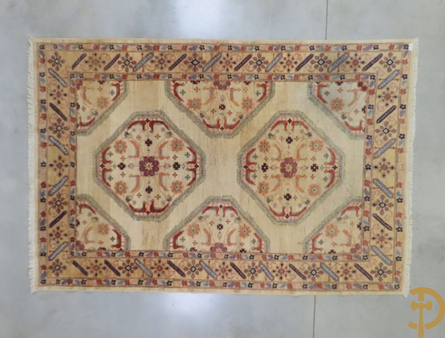 Oosters handgeknoopt tapijt met bloemen- en vogelmotieven op beige fond