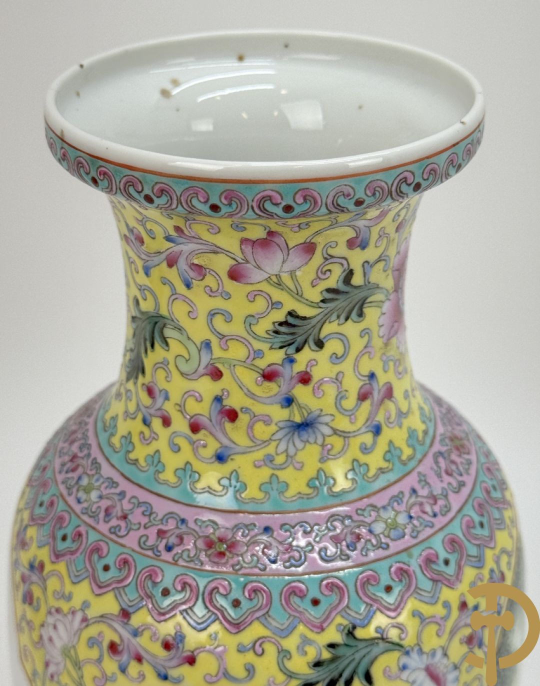 Chinese porseleinen rolvaas met damesdecor, getekend + Chinese porseleinen republieksvaas met damesdecor