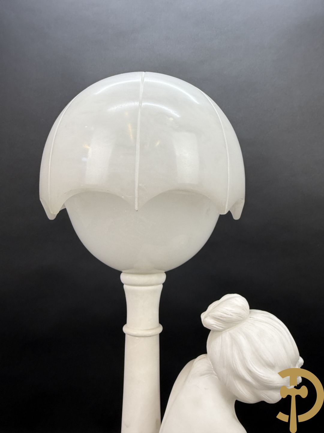 Albast beeld met meisje met poes en lamp