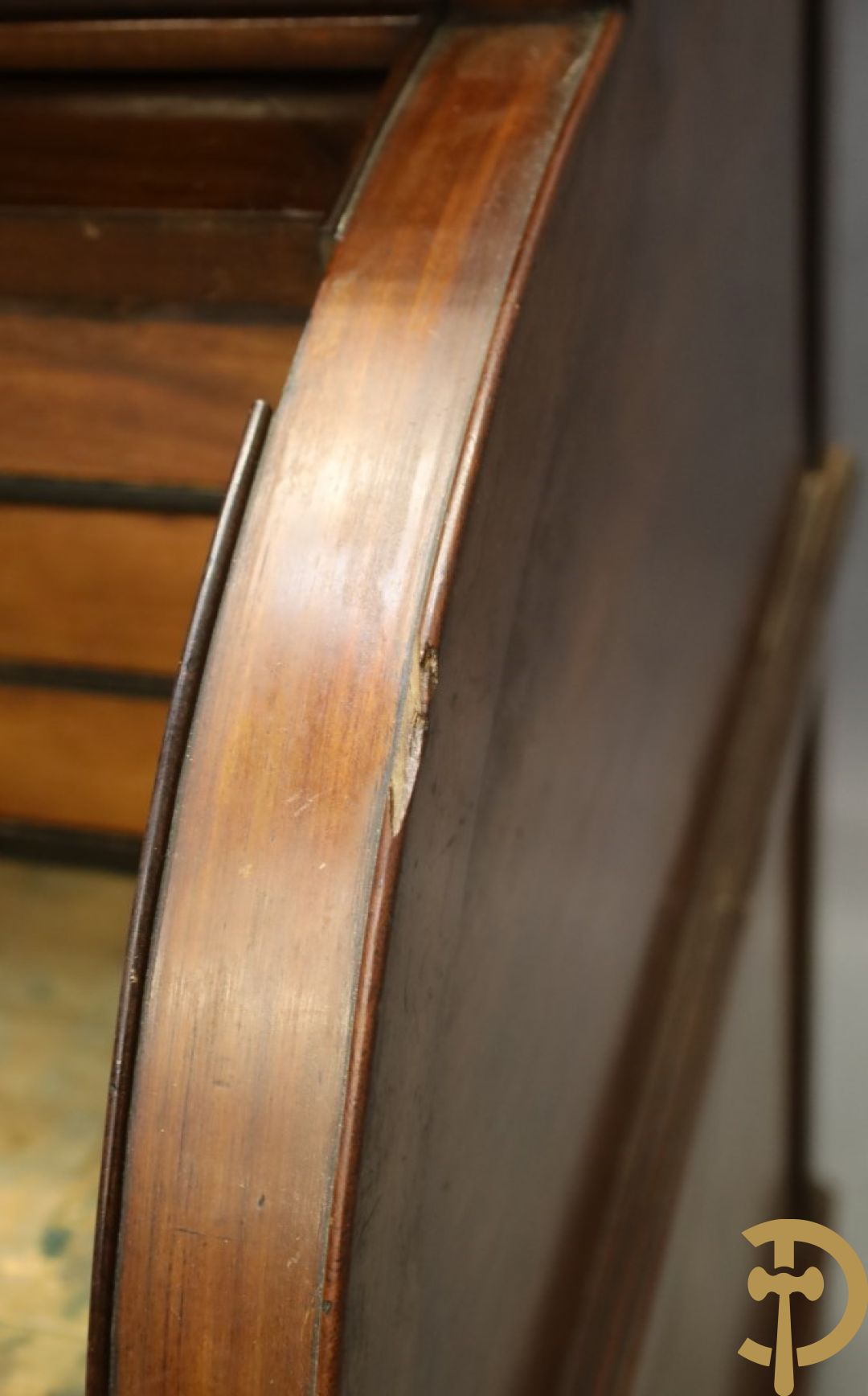 Imposant notelaren cilinderbureau met bovenbouw met ingemaakte lades, cilinderklep en uittrekbaar schrijfblad - drie deuren onderaan - 19e