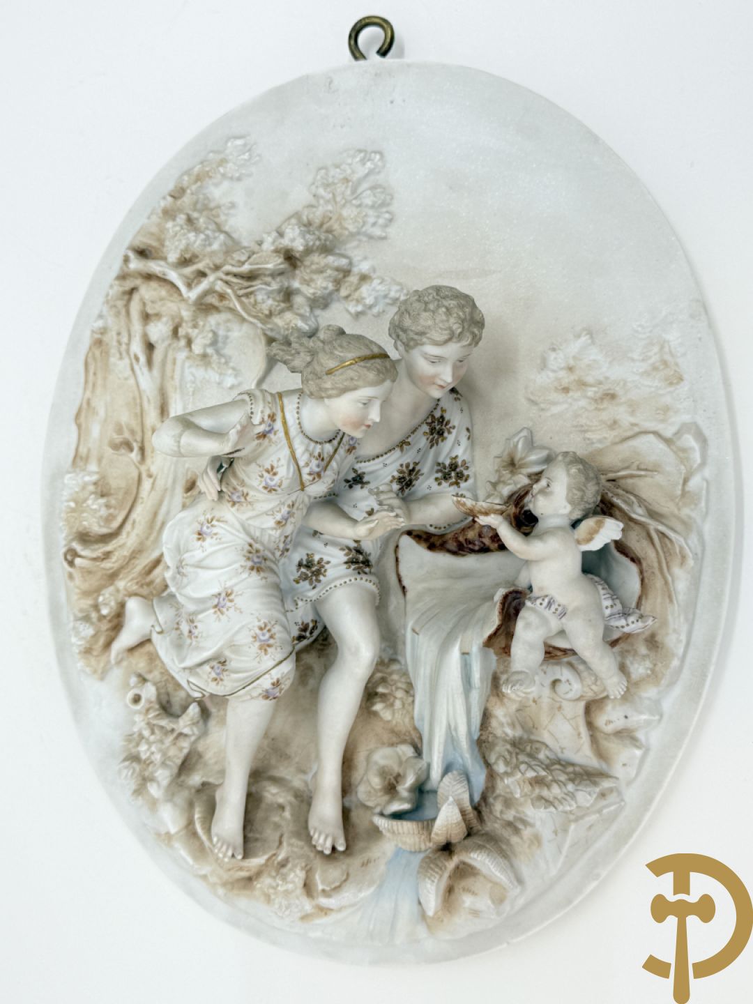 Paar ovale basreliefs met romantisch koppel en cupido in biscuit, achteraan onleesbaar gestempeld