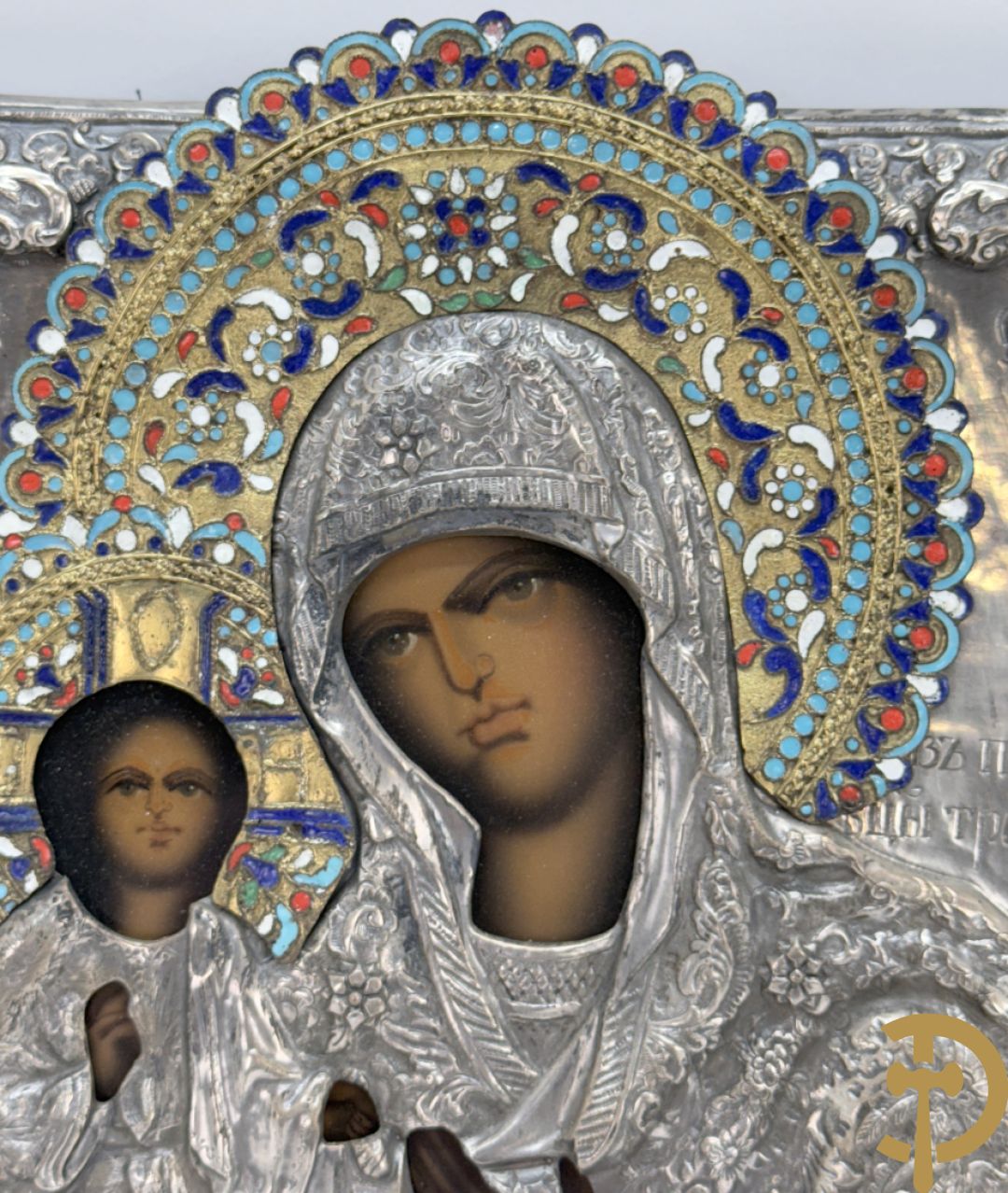 Ikoon met voorstelling van Madonna met kind en verzilverde rizza bezet met email