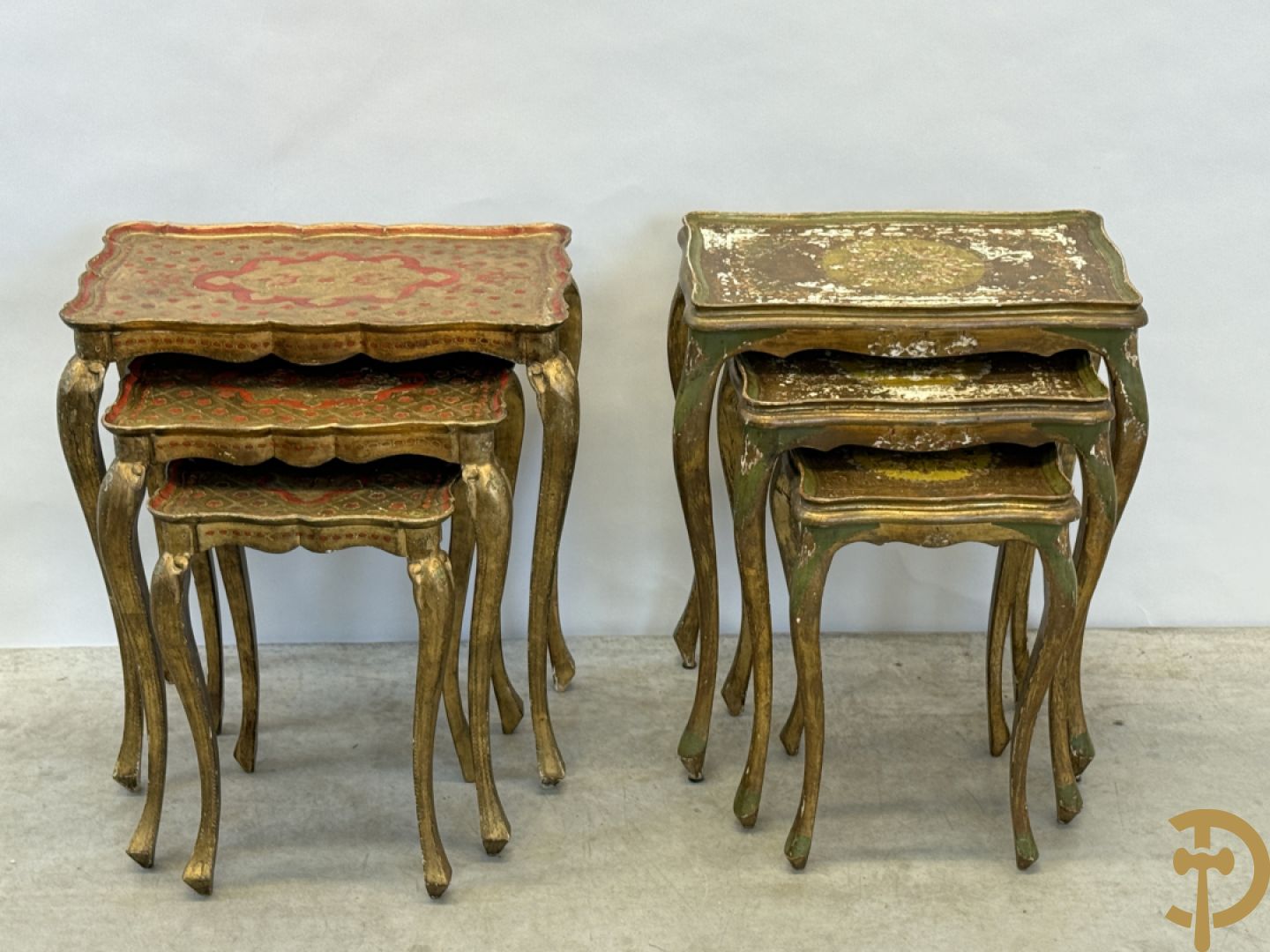 2 sets van drie vergulde Italiaanse inschuifbare bijzettafels