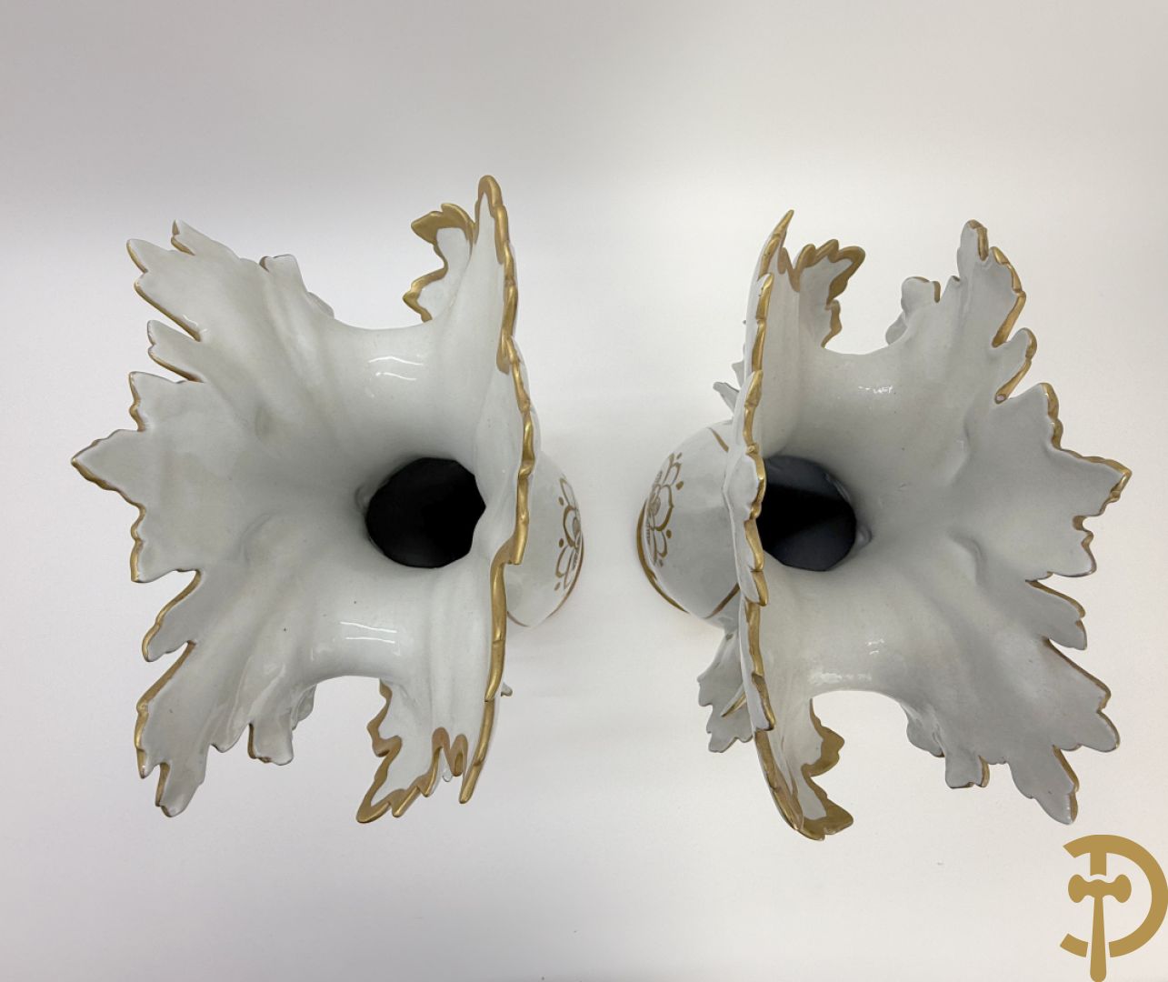 Paar porseleinen cornetvazen met bloemendecor, deels verguld, gemerkt Capo di Monte