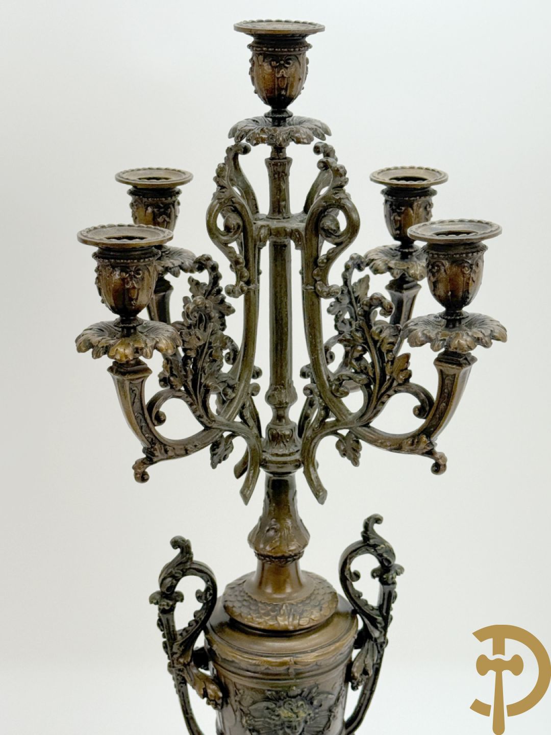 Driedelige zamak garnituur bestaande uit pendule met cupido en dame geflankeerd door paar vijfarmige kandelaars, Bruchon getekend