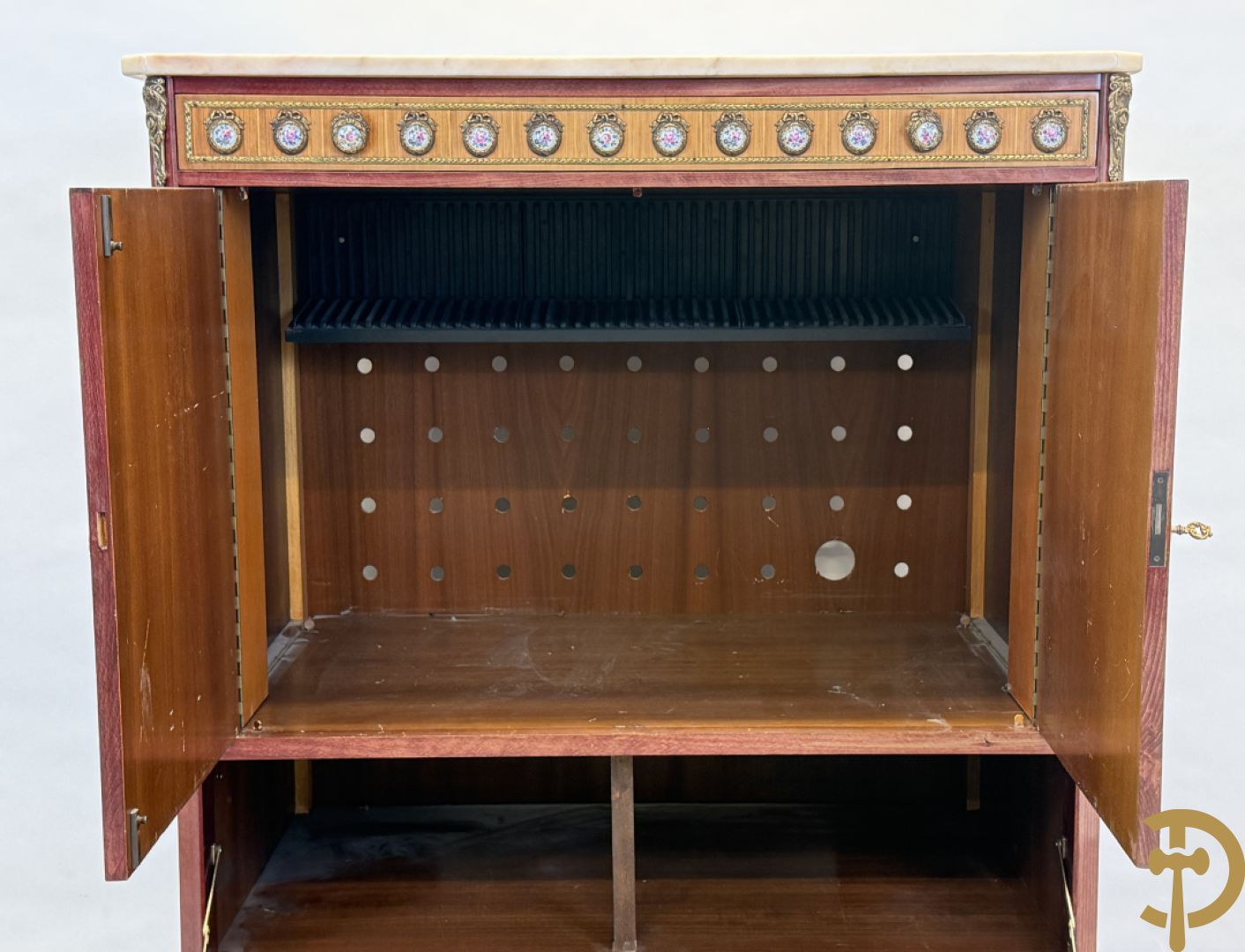 Notelaren TV/barmeubel bezet met bloemenmarquetterie en bronzen ornamenten met porseleinen plakkettes