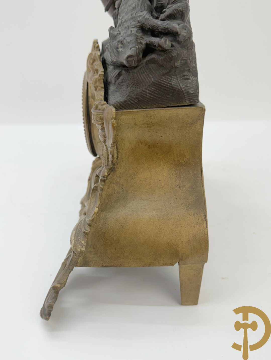 Zamak pendule met accanthusranken en bekroond met cupido met jachthoorn