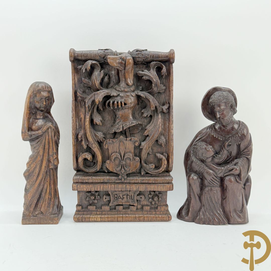 Basrelief met sculptuur van een embleem bezet met hond en harnas + houtsculptuur van heilige Jozef met kind + Madonna