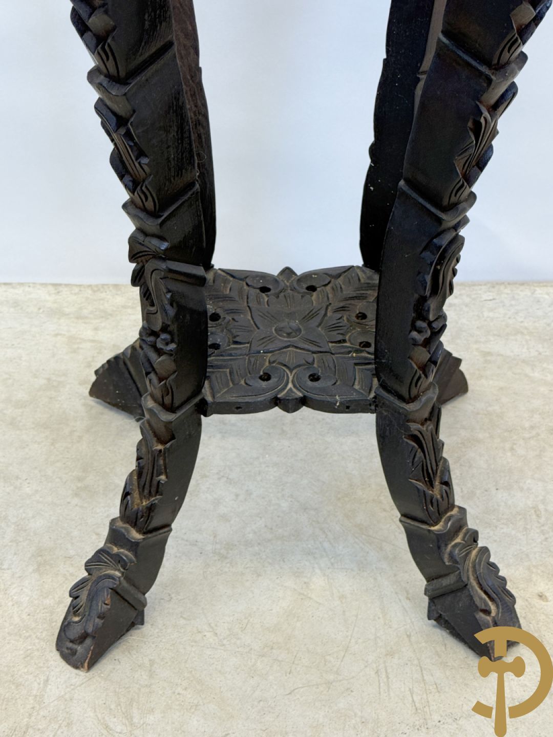 Chinese handgesculpteerde hoge sokkel met bloemenmotieven