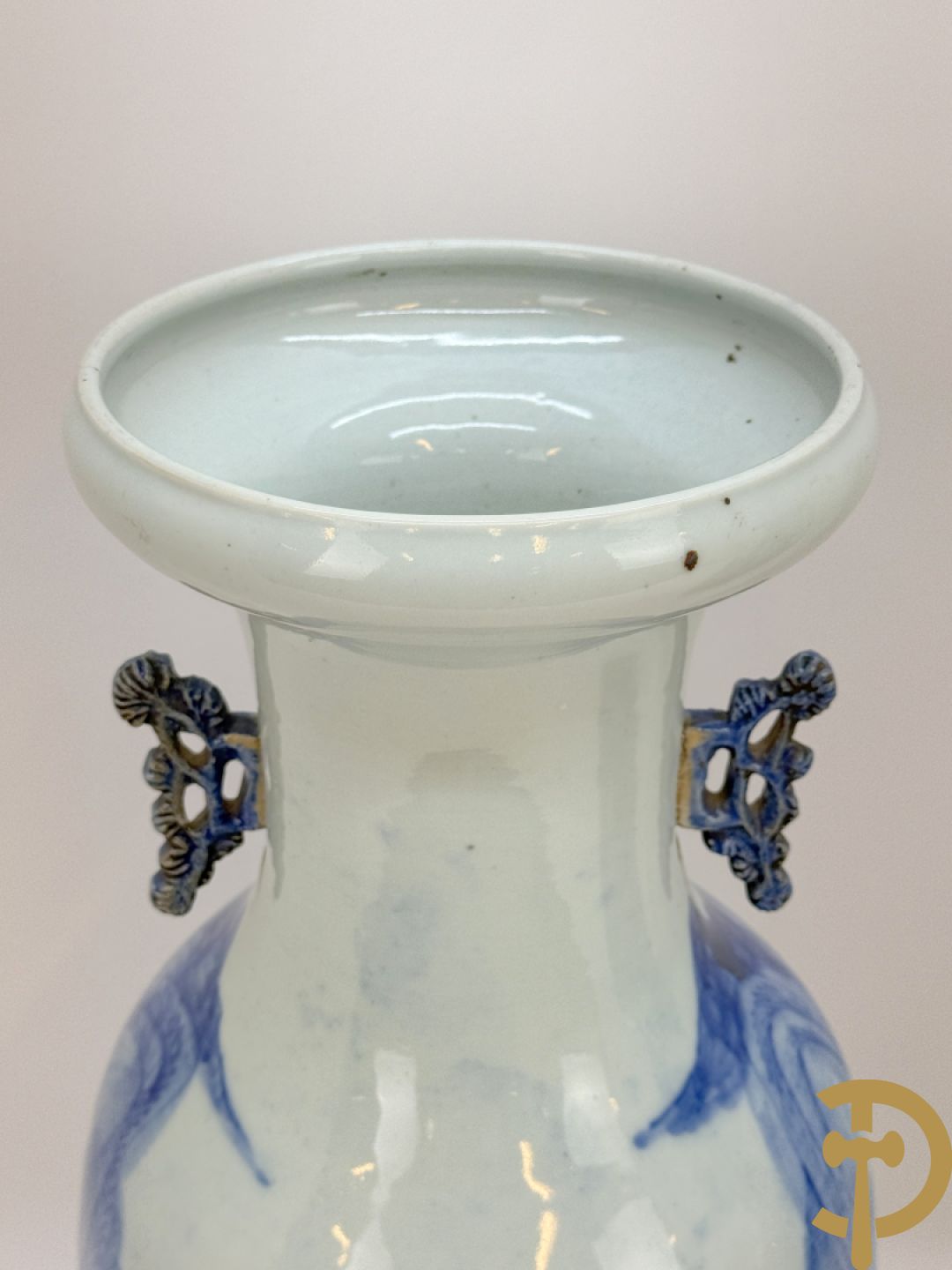 Paar Chinese blauw/wit vazen met geanimeerd huizendecor