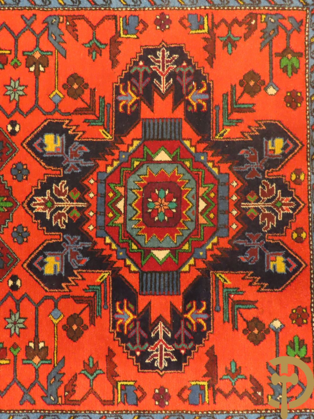 Oosters handgeknoopt tapijt Kaukasus met  geometrische blauwe motieven op rode fond