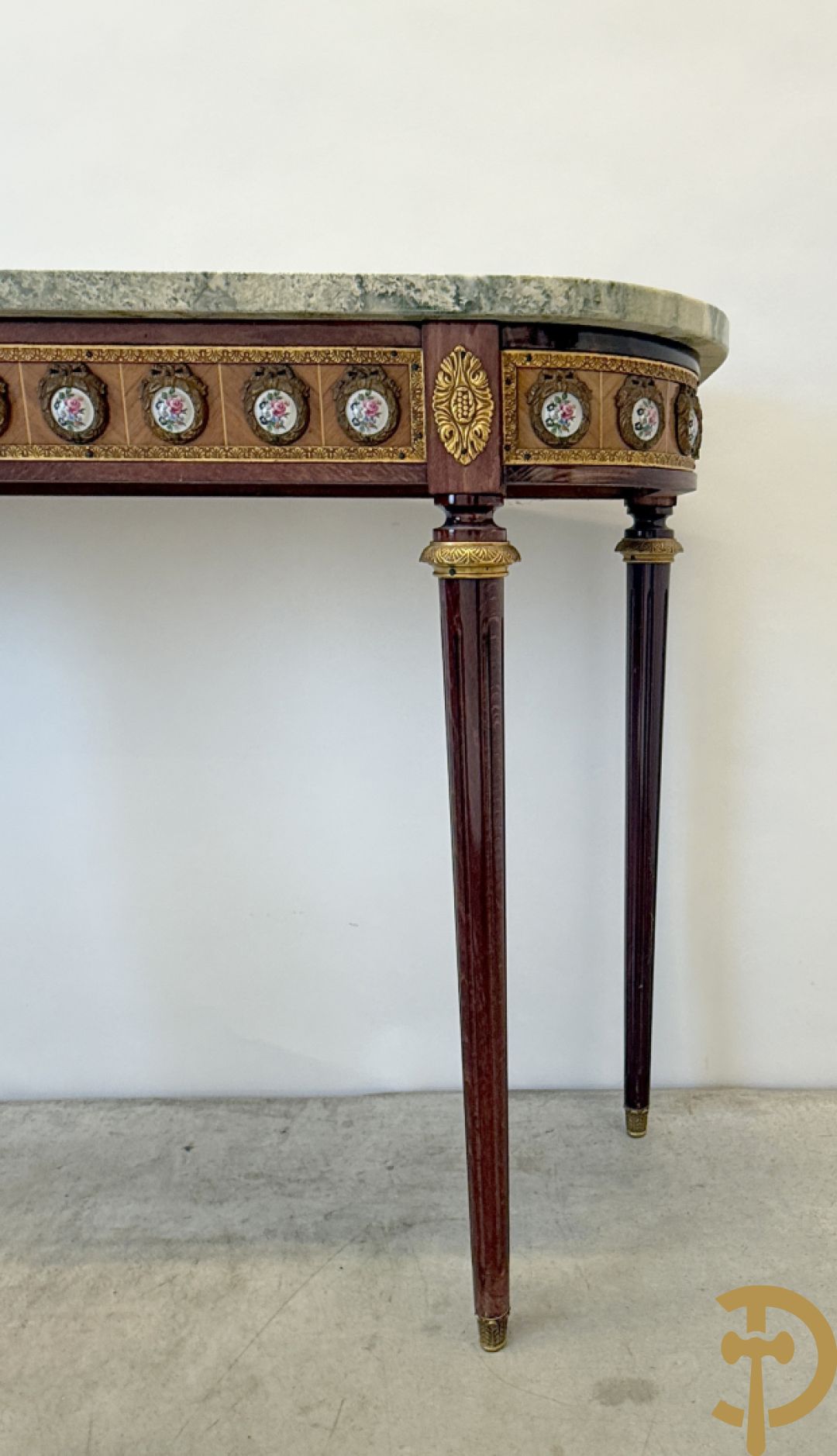 Notelaren console met porseleinen plakkettes met bloemen beschilderd en bronsbeslag + spiegel met porseleinen plakkettes