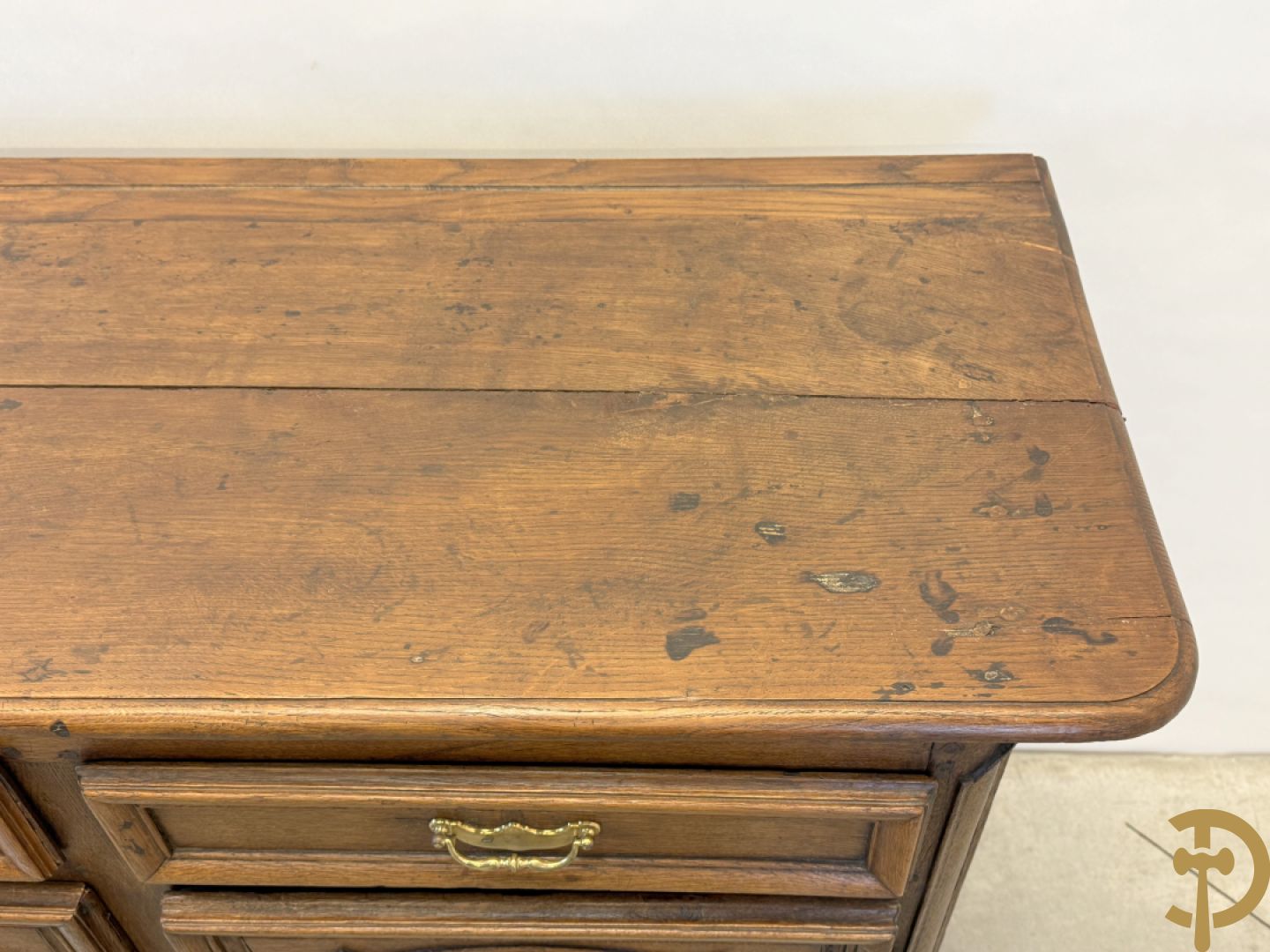 Massief eiken Vlaamse tweedeursdresse met 2 lades, afgestoken panelen en voluutvormige poten, 18e