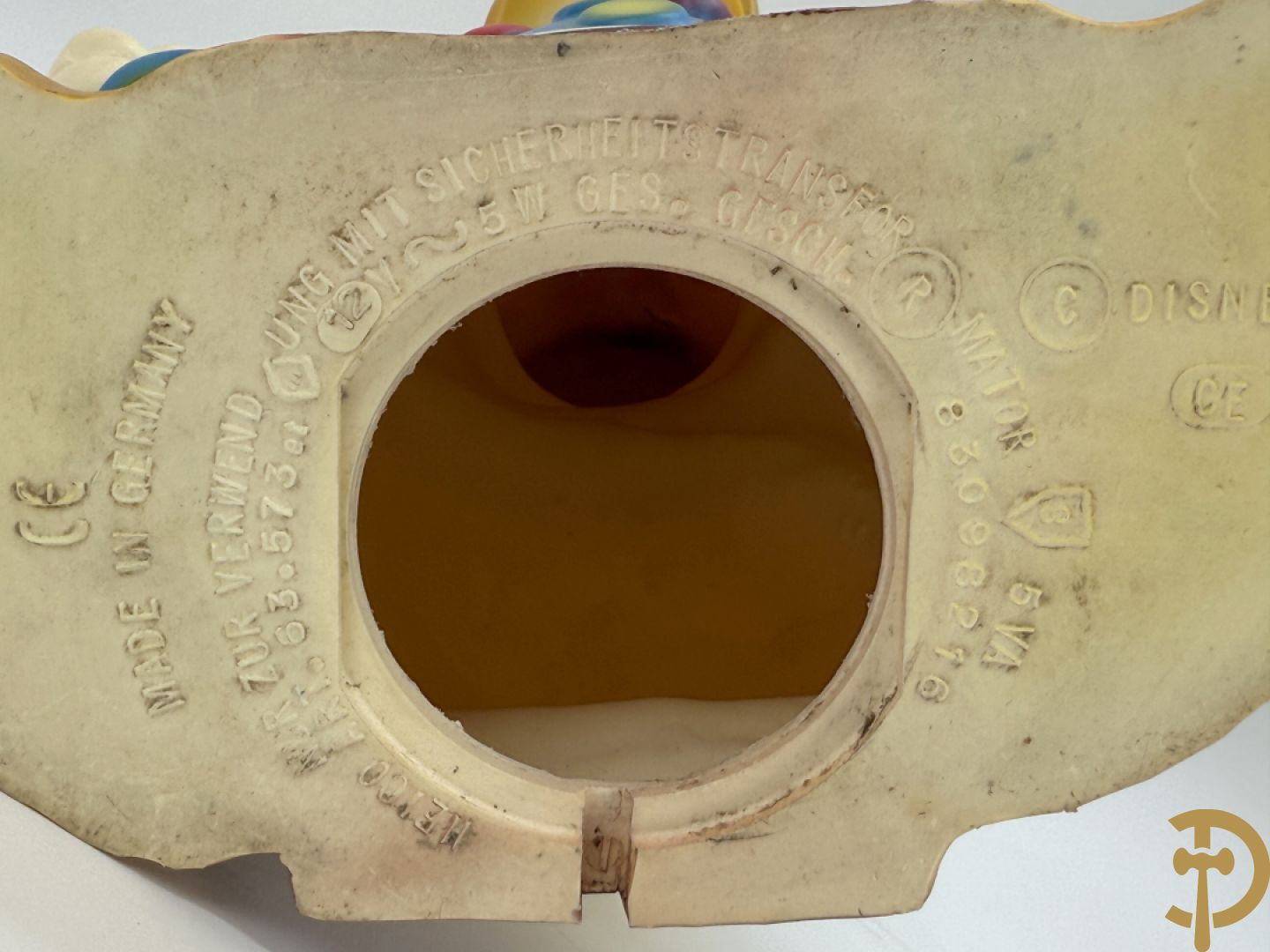 Plastic Donald Duck zittend op 3 boeken, onderaan gemerkt Disney + houten gesculpteerd beschilderde eend