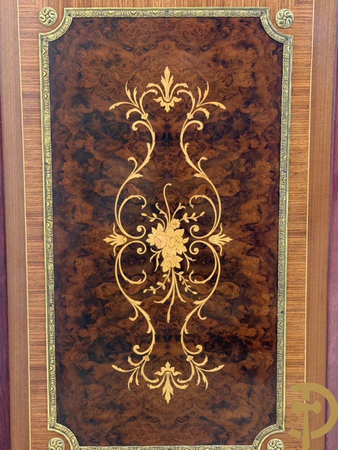 Notelaren TV/barmeubel bezet met bloemenmarquetterie en bronzen ornamenten met porseleinen plakkettes