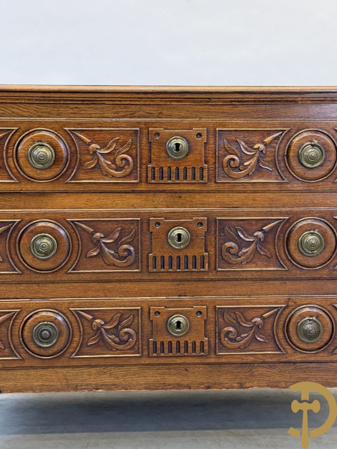 Massief eiken Louis XVI drieladencommode met gepanneleerde zijkanten en accanthusranken in de lades