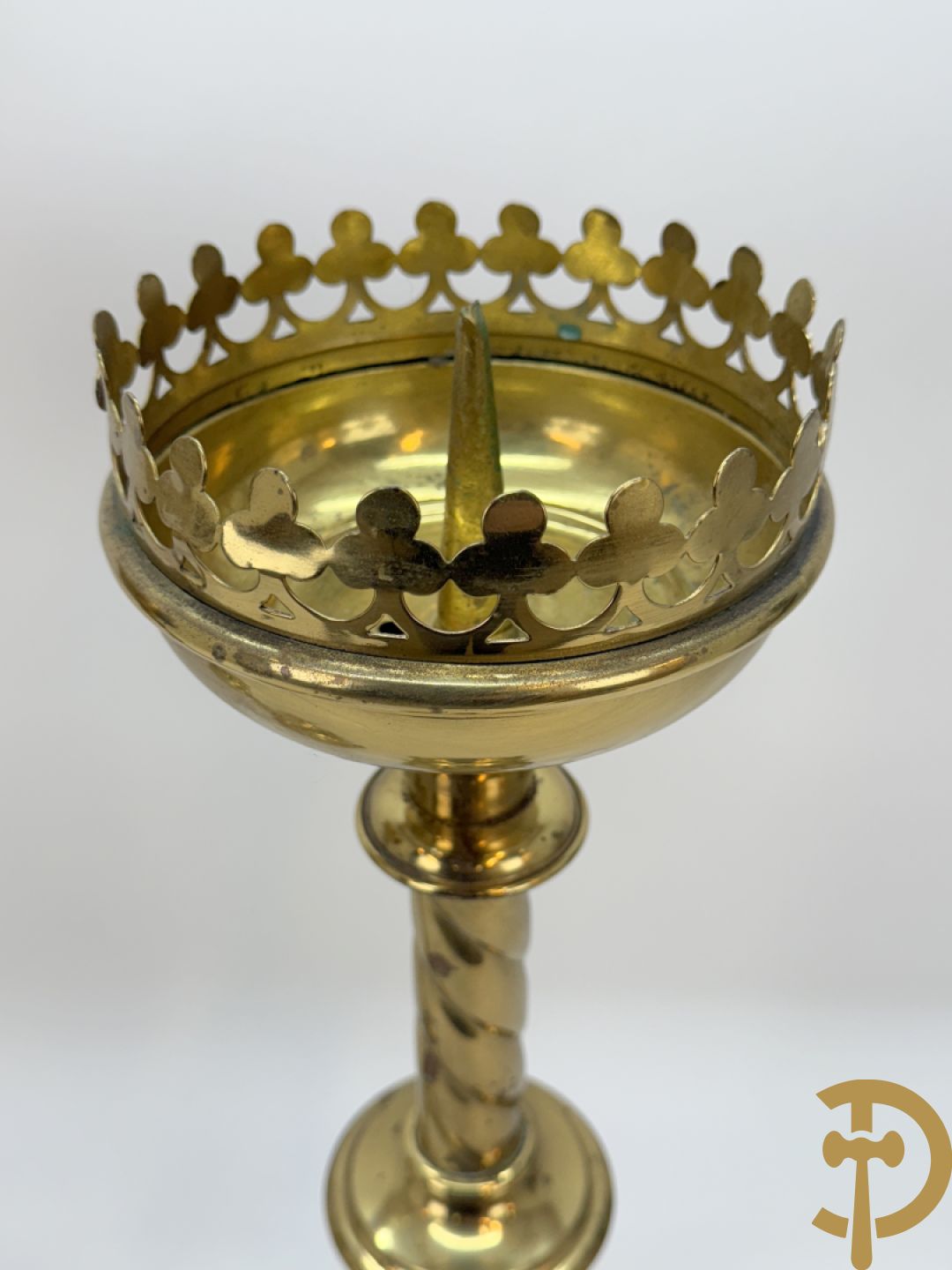 Paar koperen Neo Gotische kandelaars