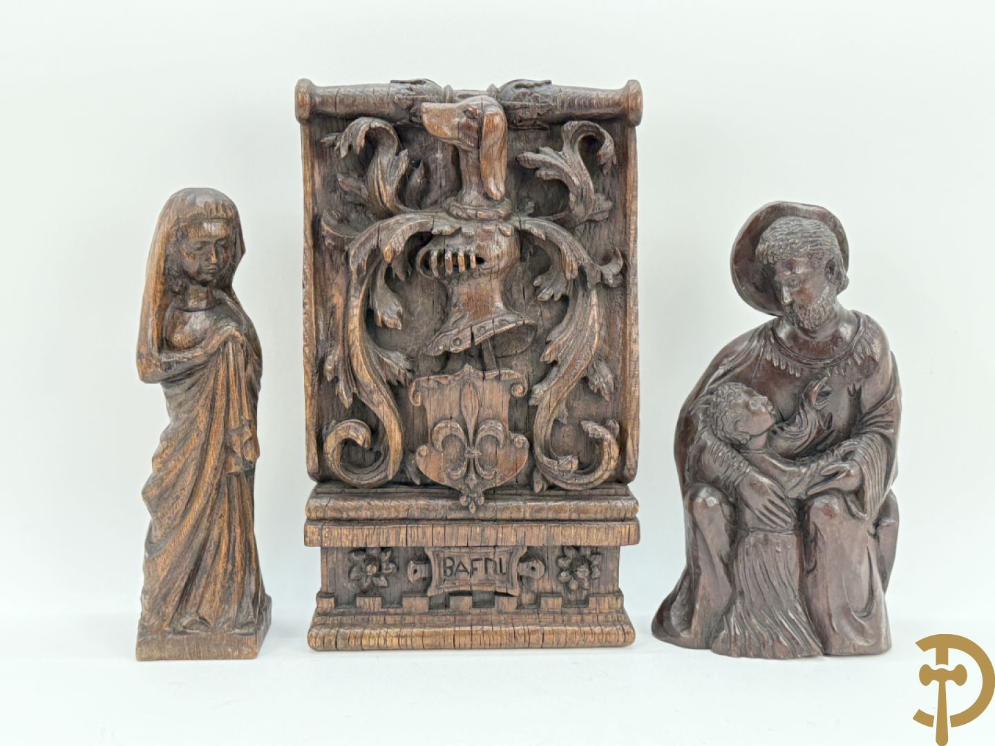 Basrelief met sculptuur van een embleem bezet met hond en harnas + houtsculptuur van heilige Jozef met kind + Madonna