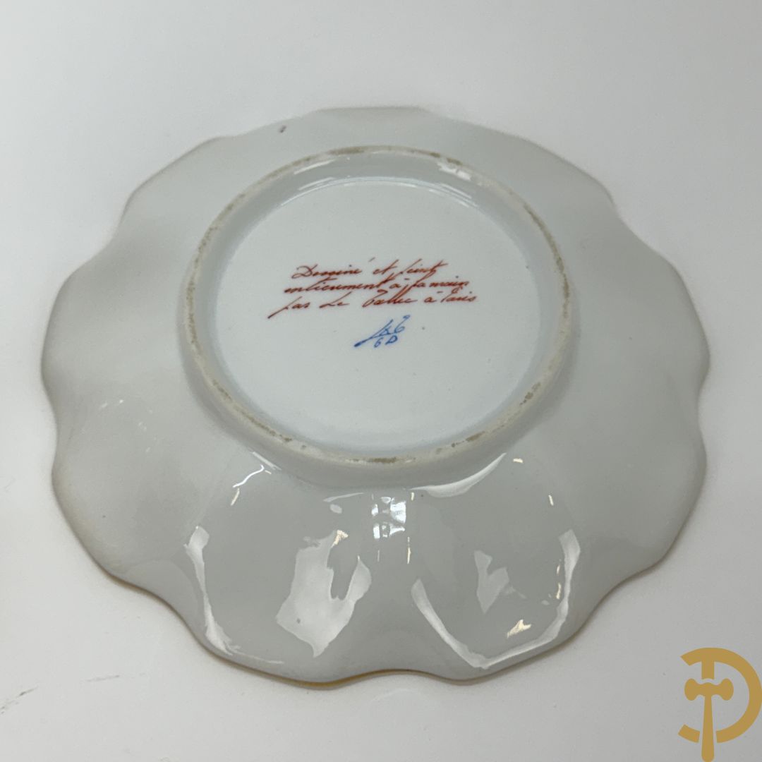 Handbeschilderde porseleinen siervaas met bloemenbeschildering en sfinxen + paar porseleinen cachepots met bloemendecor + 3 porseleinen  kopjes en schoteltjes