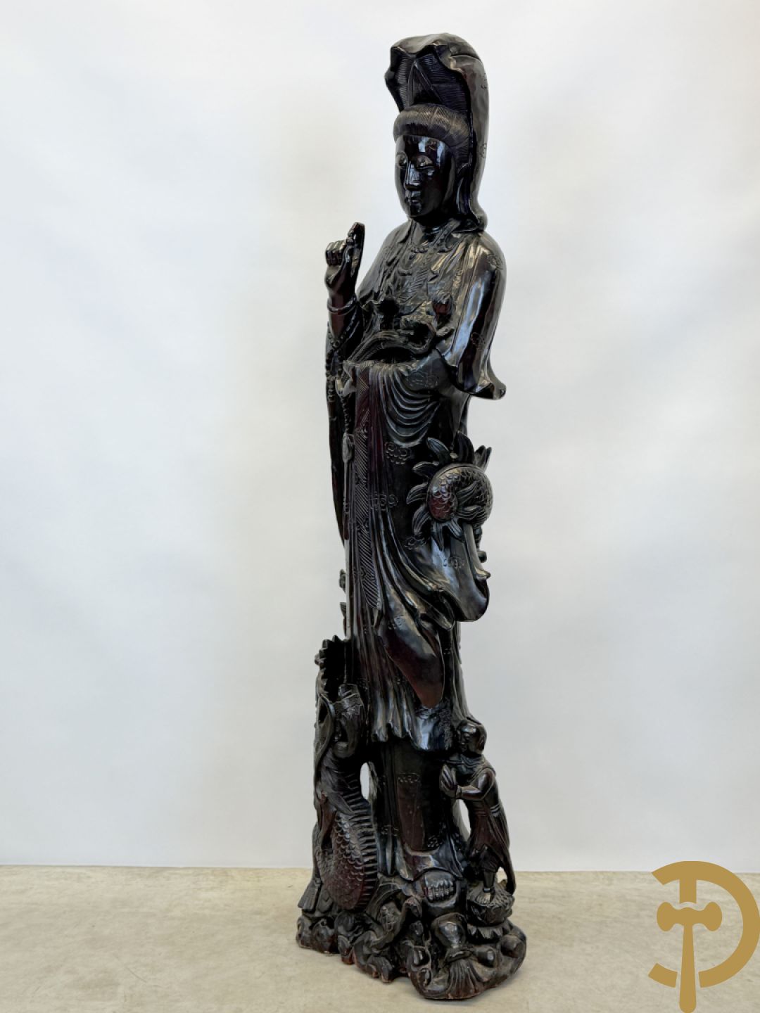 Aziatische houtsculptuur van Guanying met lotusbloem en drakenfiguur aan de voet